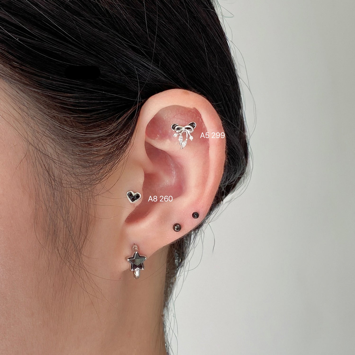 A5 299 キュービックブラックホワイトリボンピアス