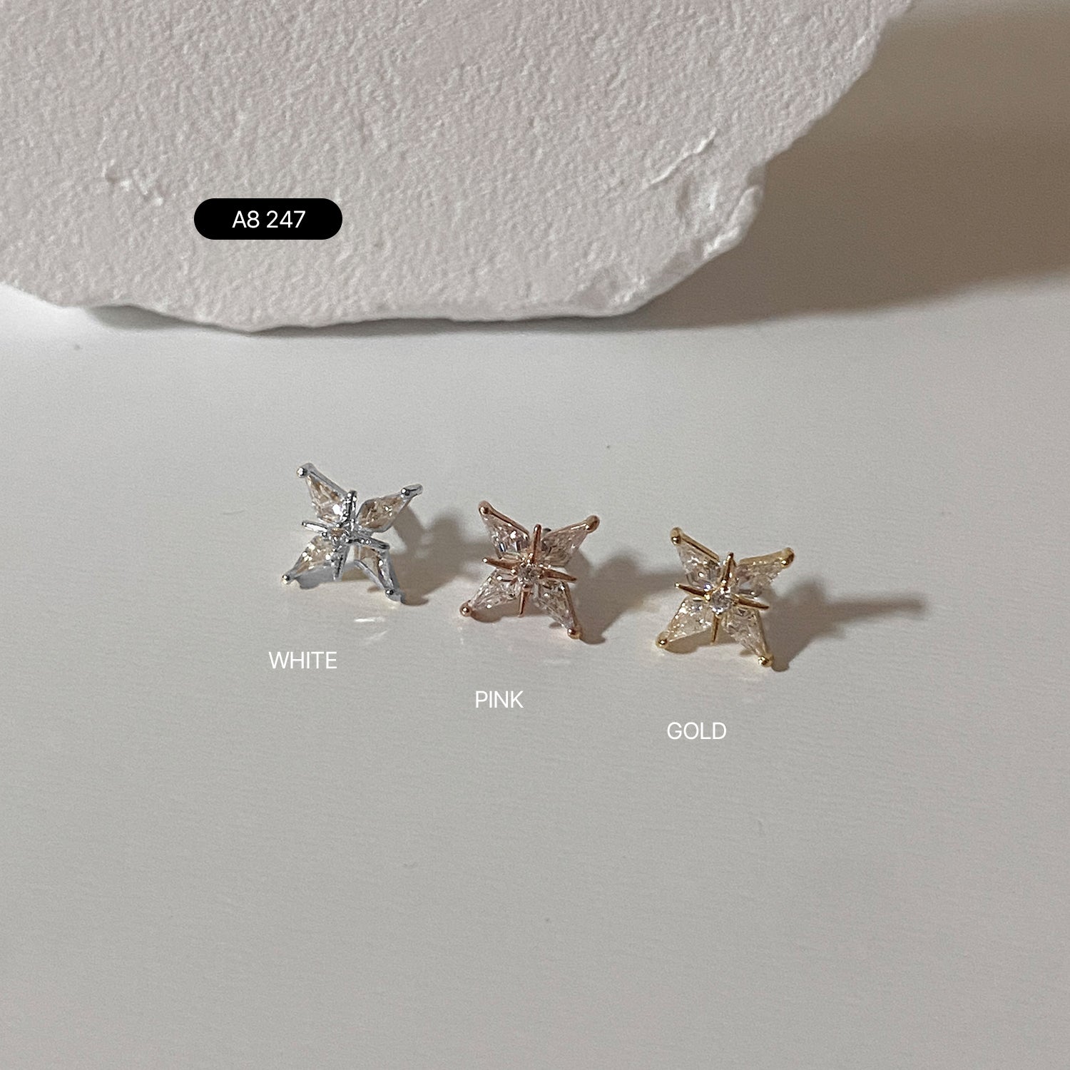 A8 247 四角い星ピアス