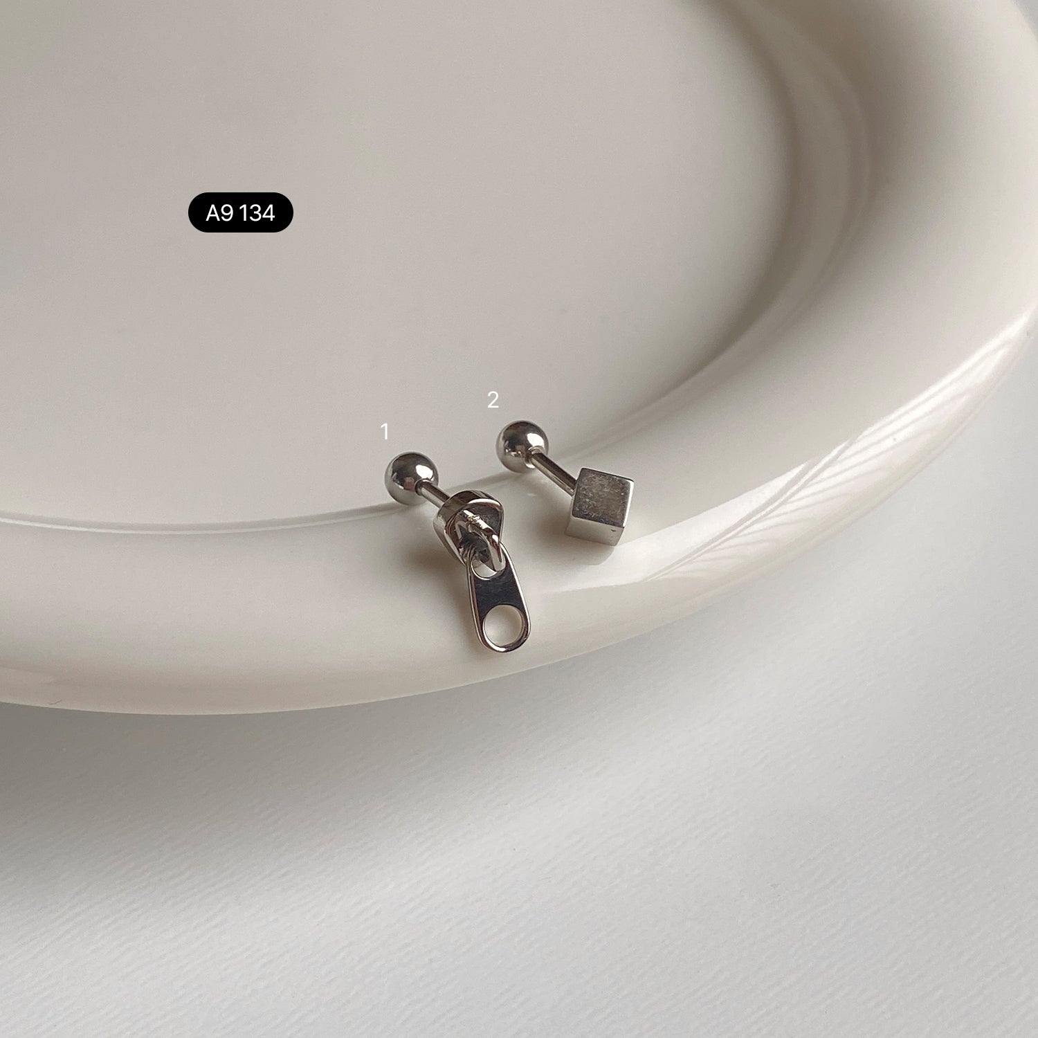 A9 134 サージカルネモジッパー2種ピアス