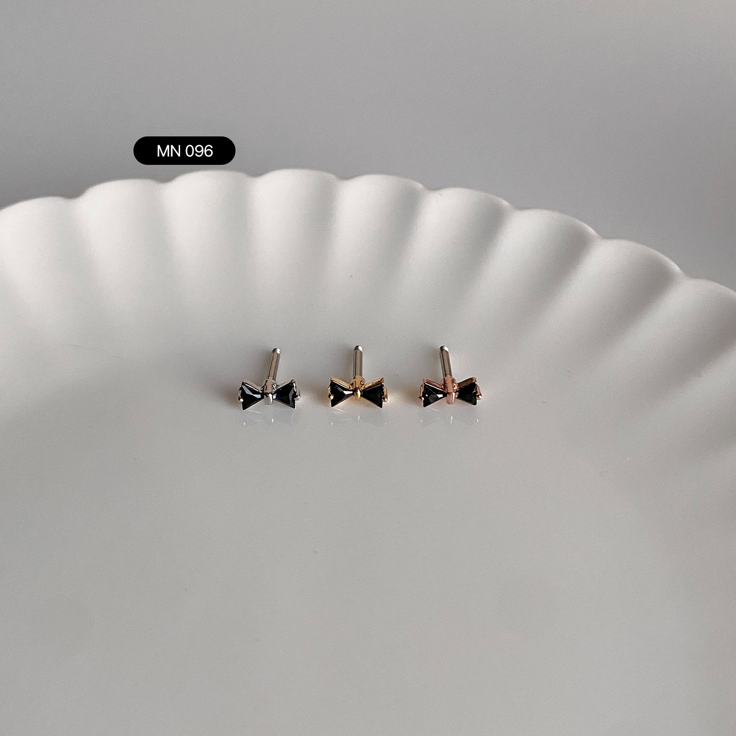 MN 096 ブラックキュービックリボンピアス