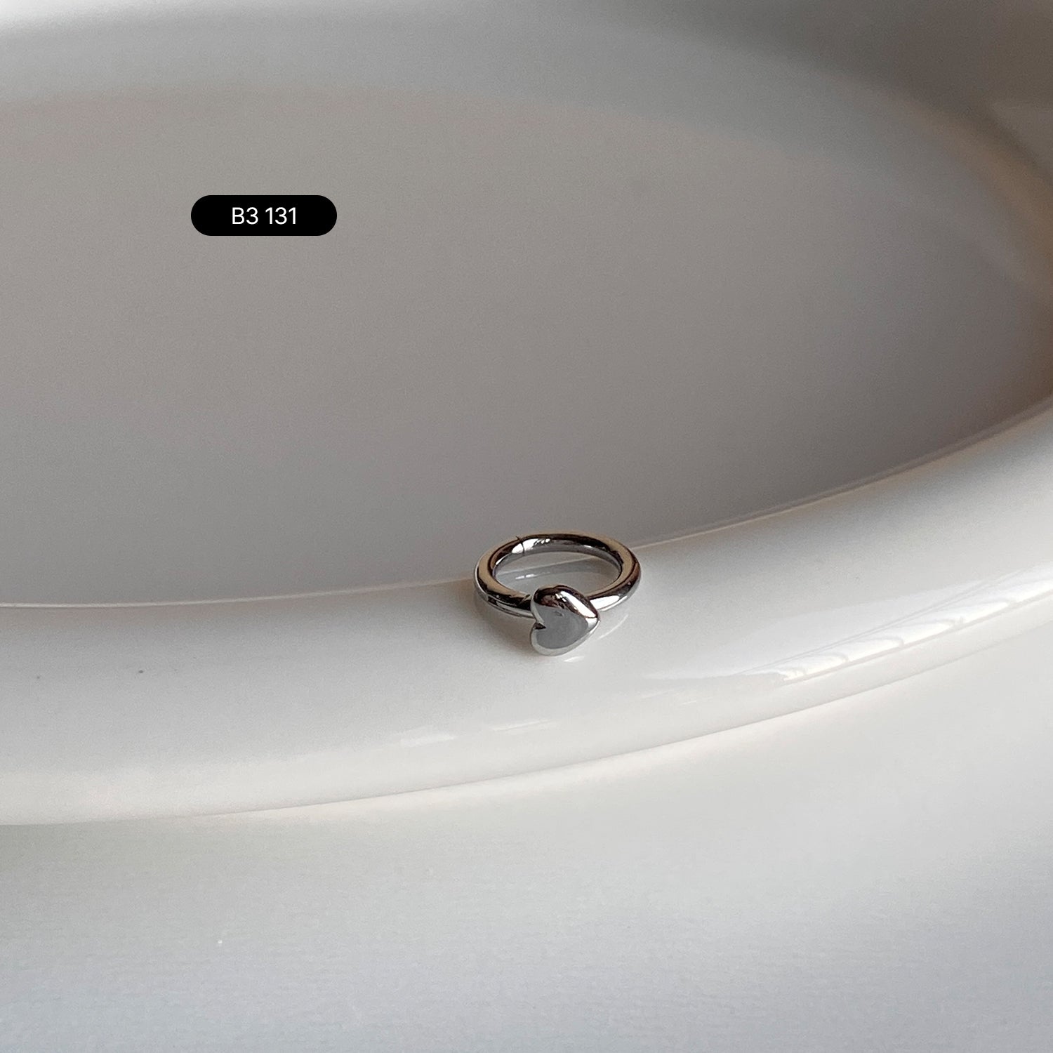 B3 131 シンプルドングルハートリングピアス