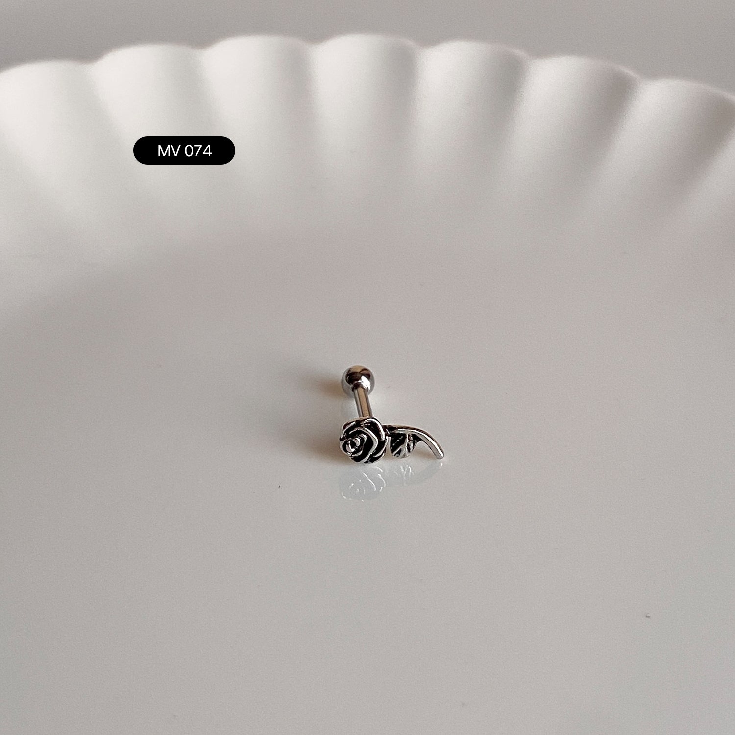 MV 074 エンティックローズフラワーピアス