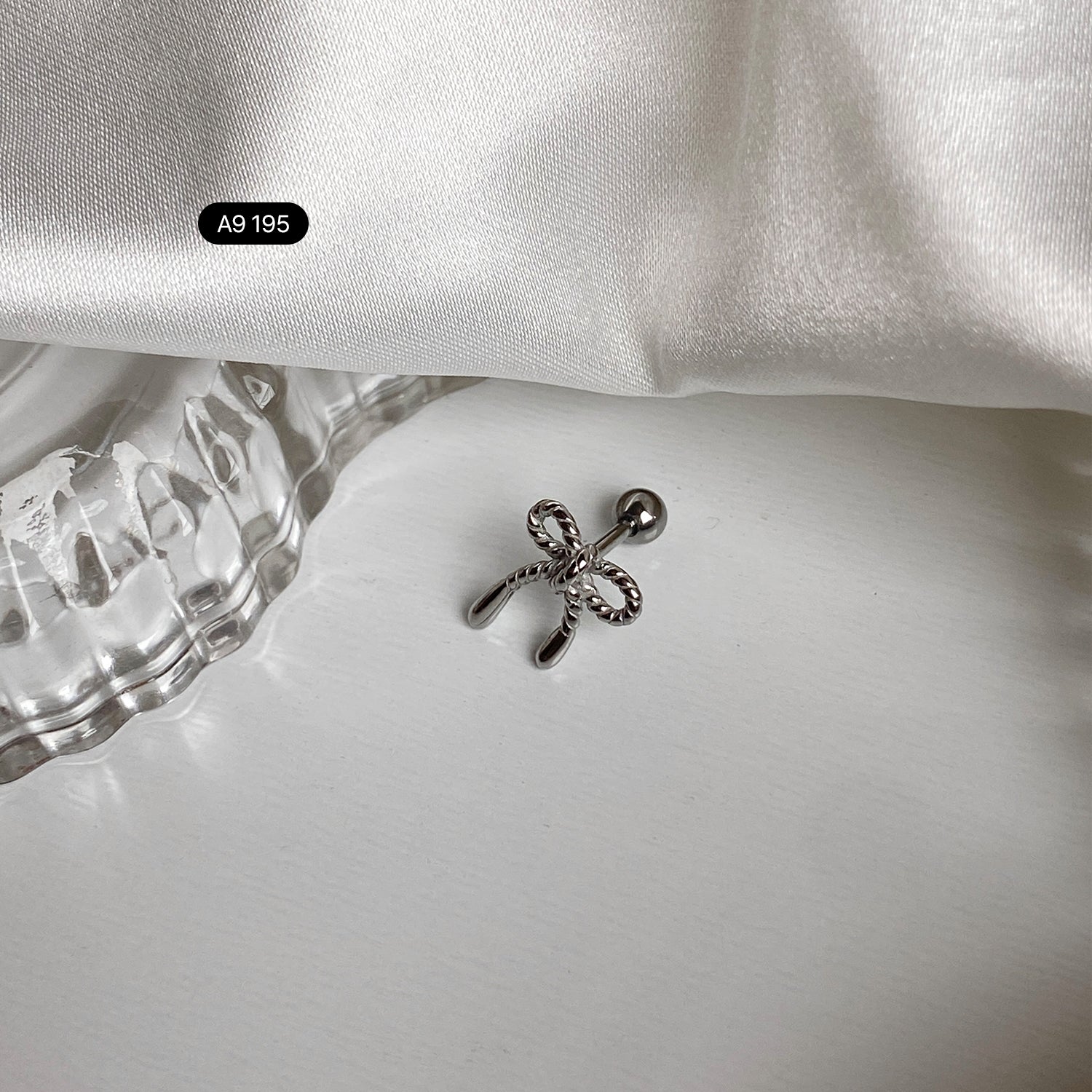 A9 195 サージカルエンティックキンクリボンピアス