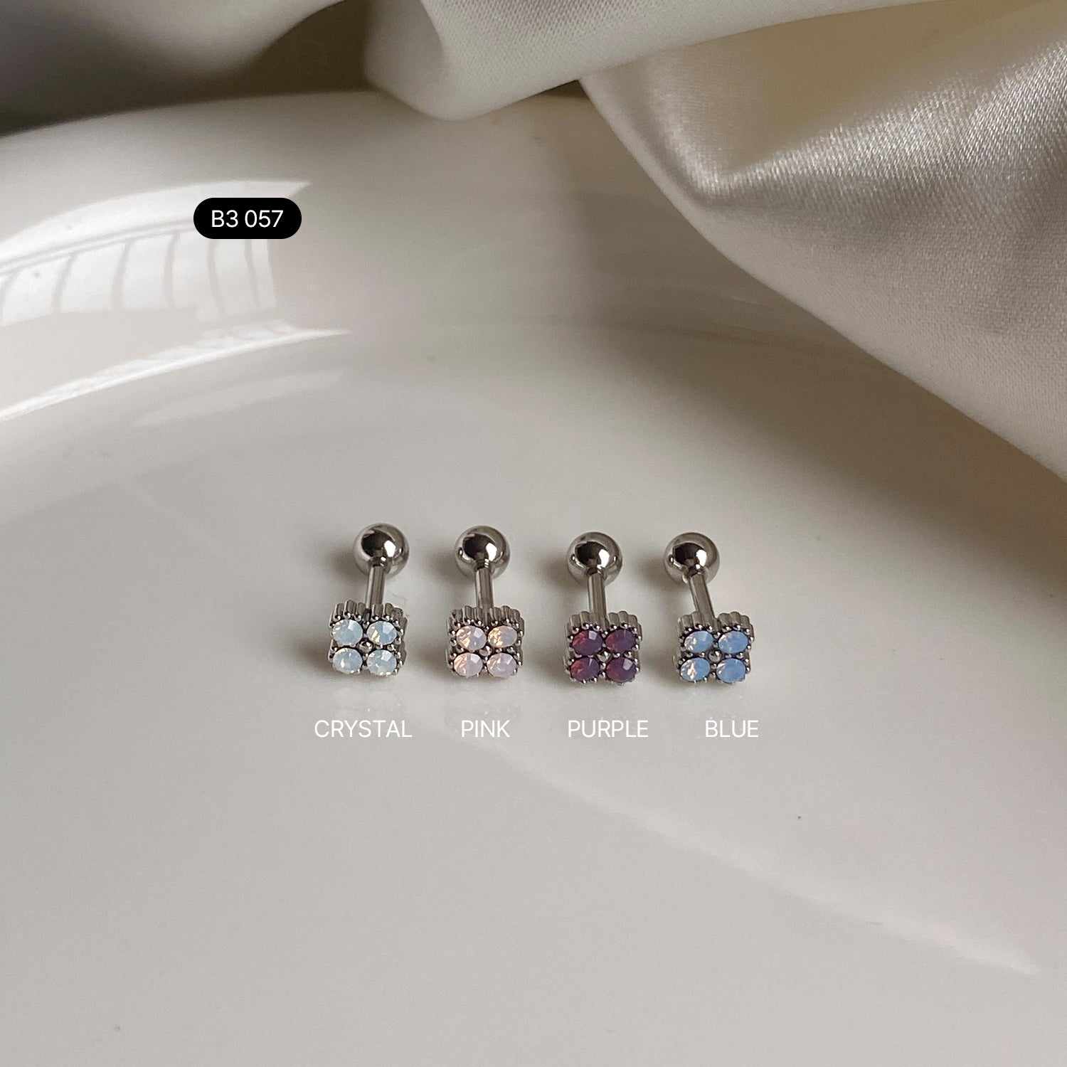 B3 057 クローバークリアキュービックピアス