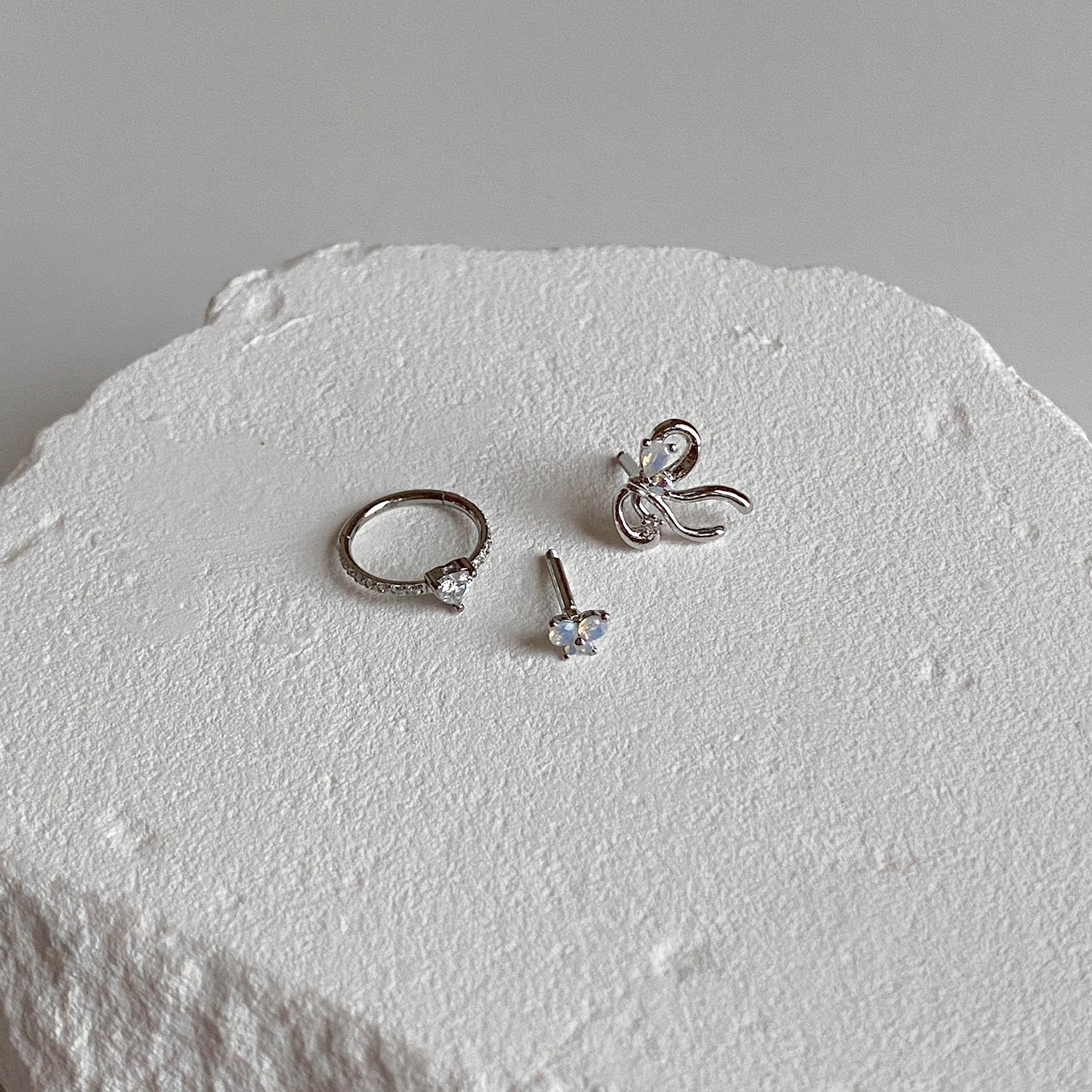 SET-072 ラインリボンシグメントリングキュービック蝶ピアセット