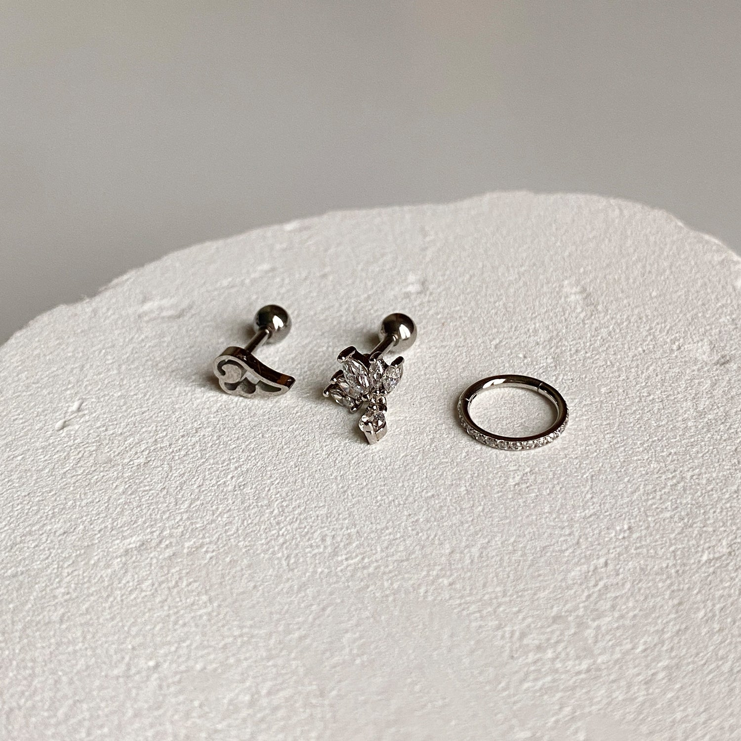 SET-027 サージカルキュービッククラウンエンジェルウィングセグメントリングピアセット