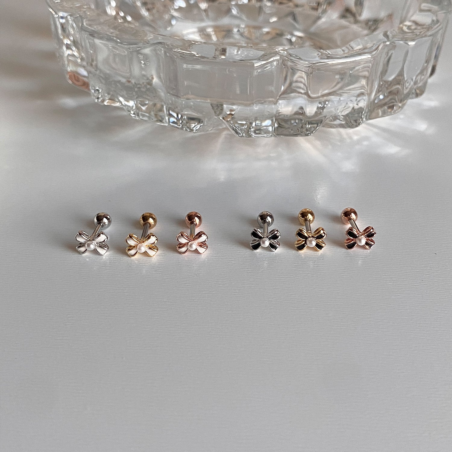 A3 080 ブラック&ホワイトパールリボンピアス