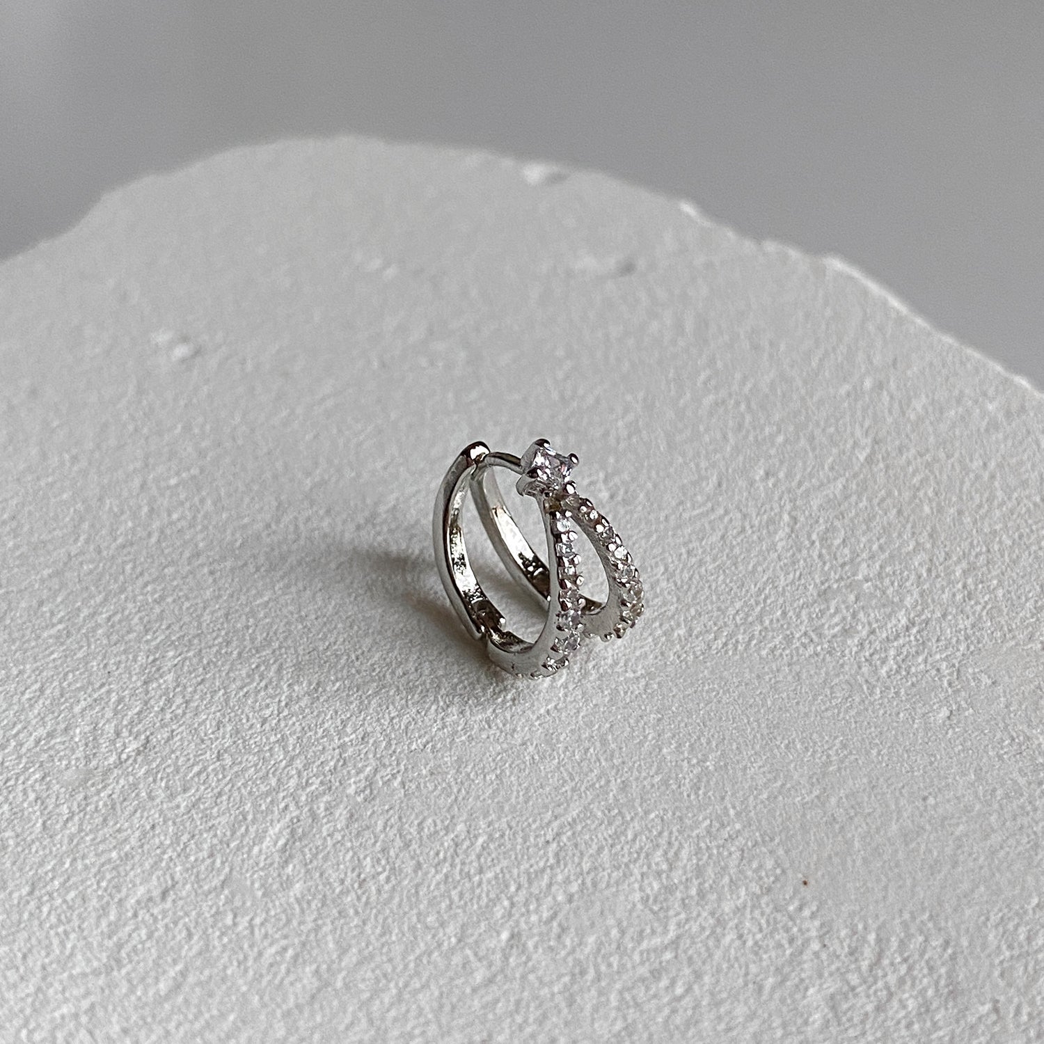 A5 281 ダブルハーフリングクリスタルピアス