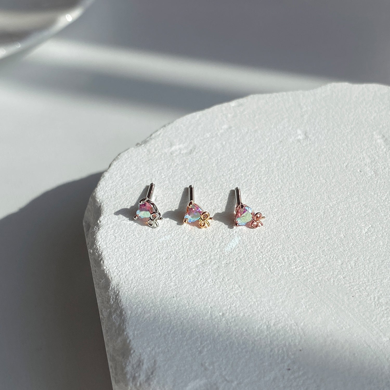 A8 255 ラブリーリボンハートキュービックピアス