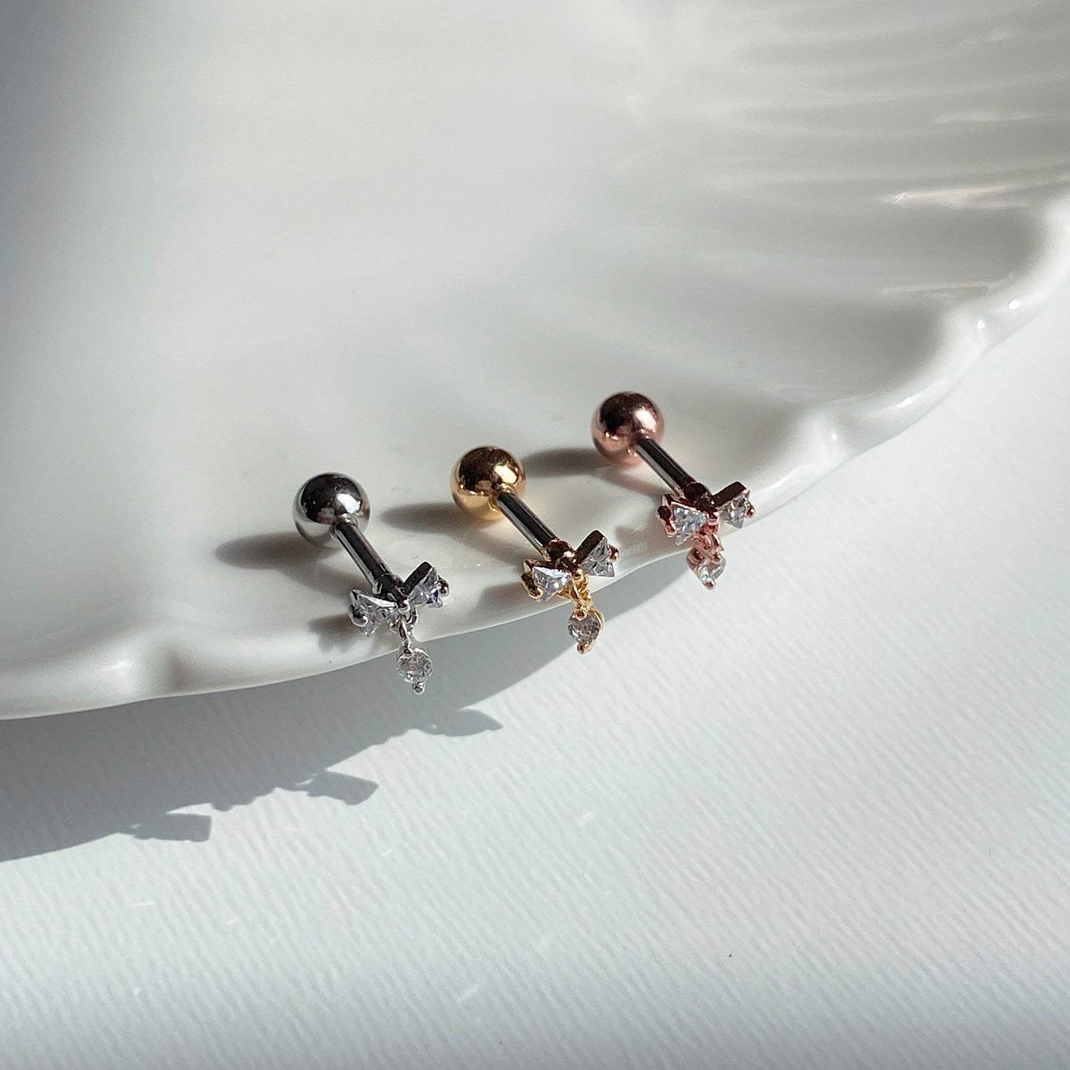 A8 293 ガラガラミニリボンキュービックピアス