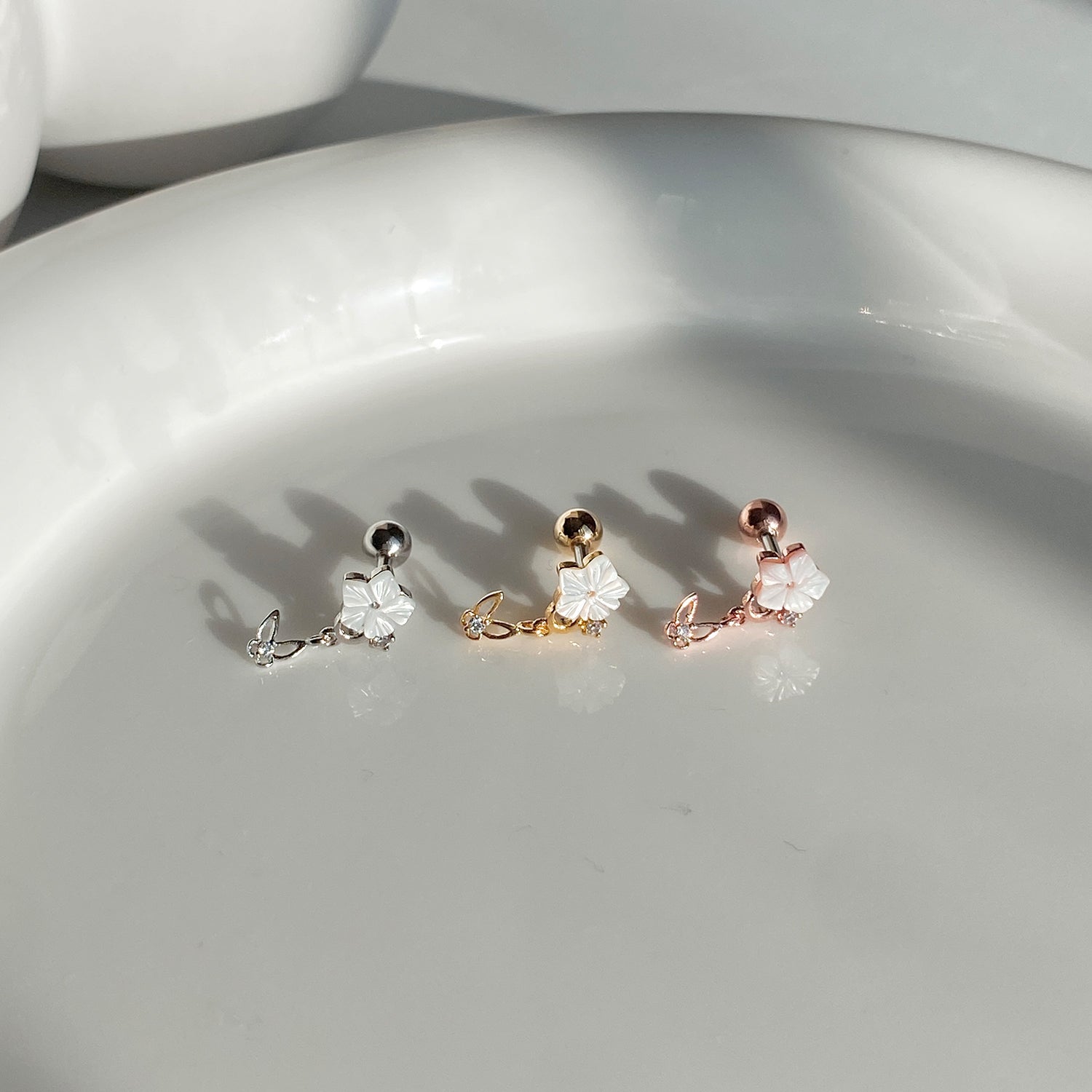 A8 307 らでんフラワードロップキュービックピアス