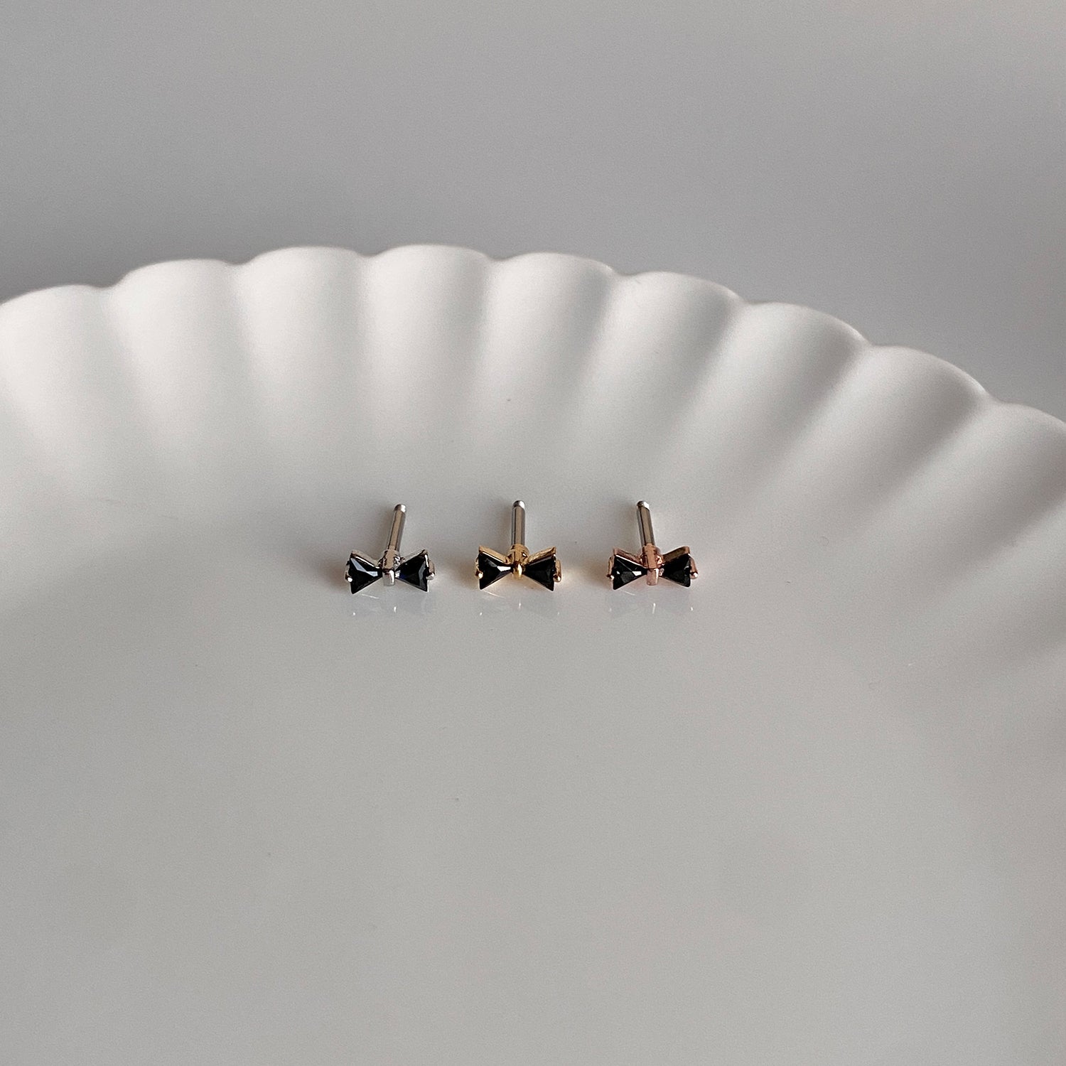 MN 096 ブラックキュービックリボンピアス