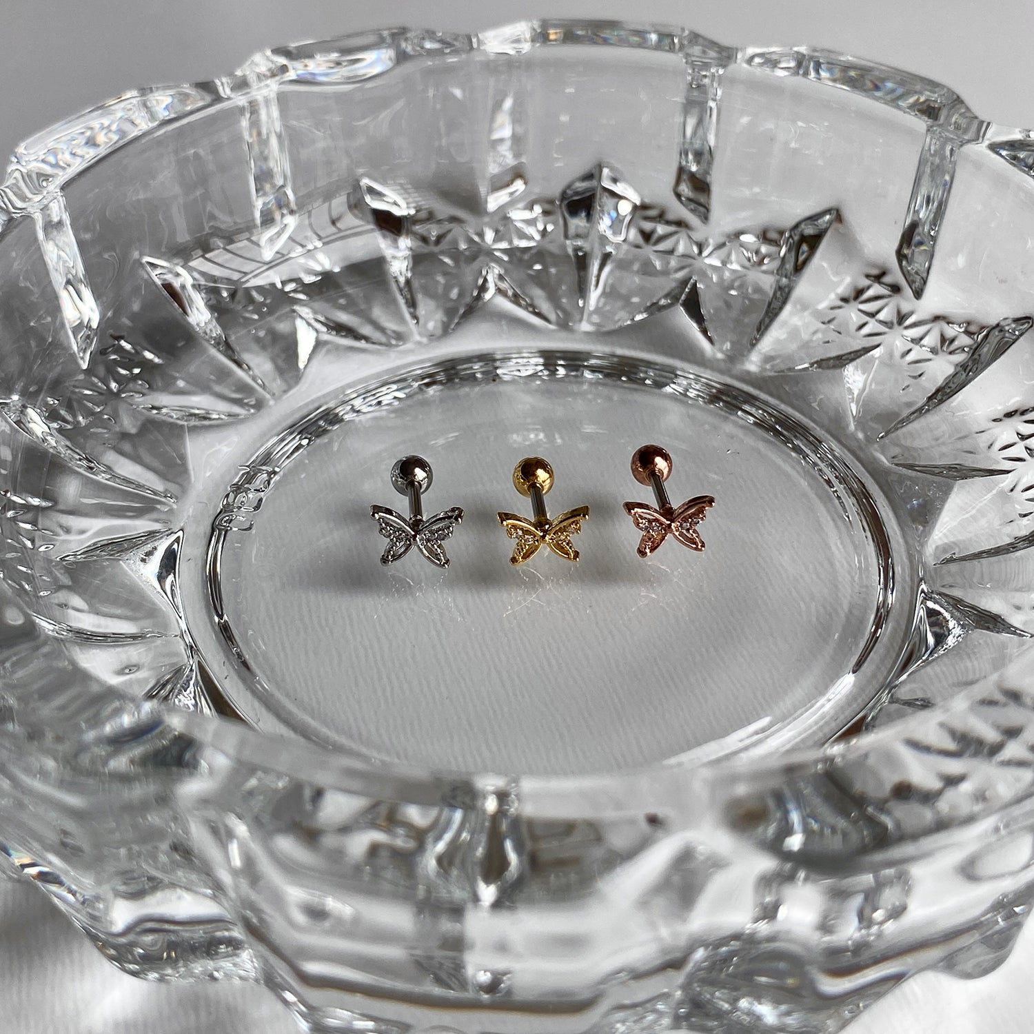 MJ 069 バタフライキュービックピアス