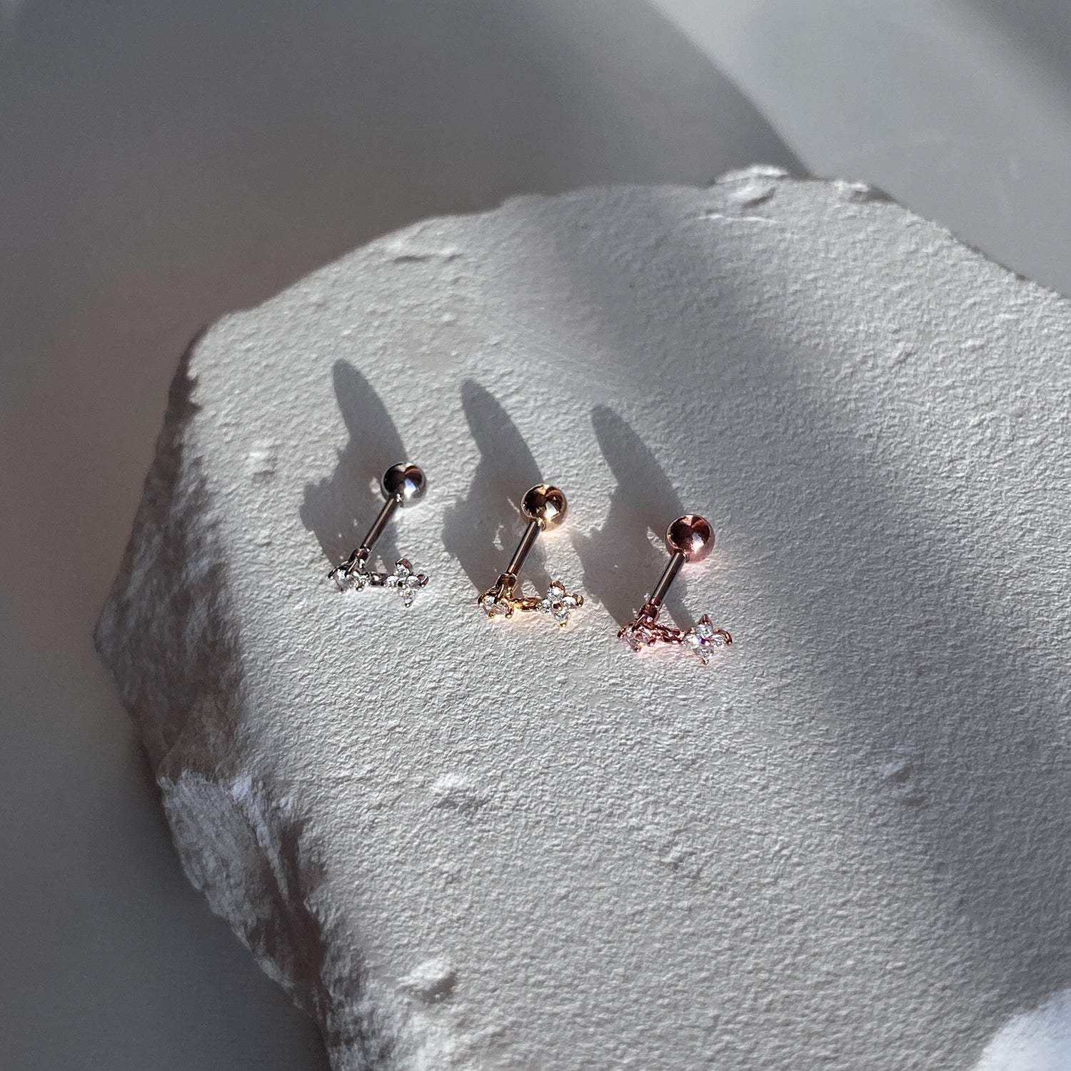 A8 305 キュービックドロップクローバーピアス