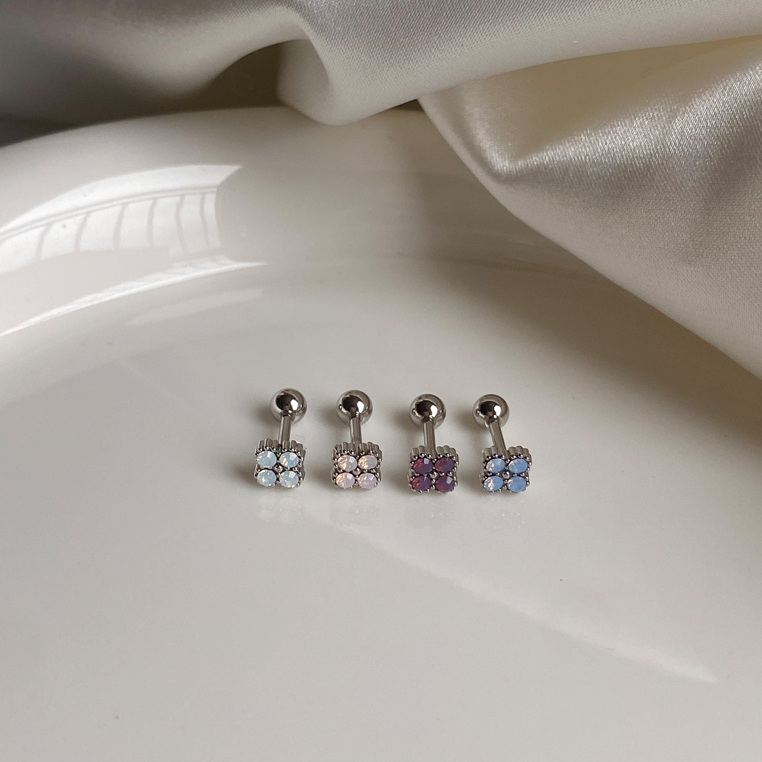 B3 057 クローバークリアキュービックピアス