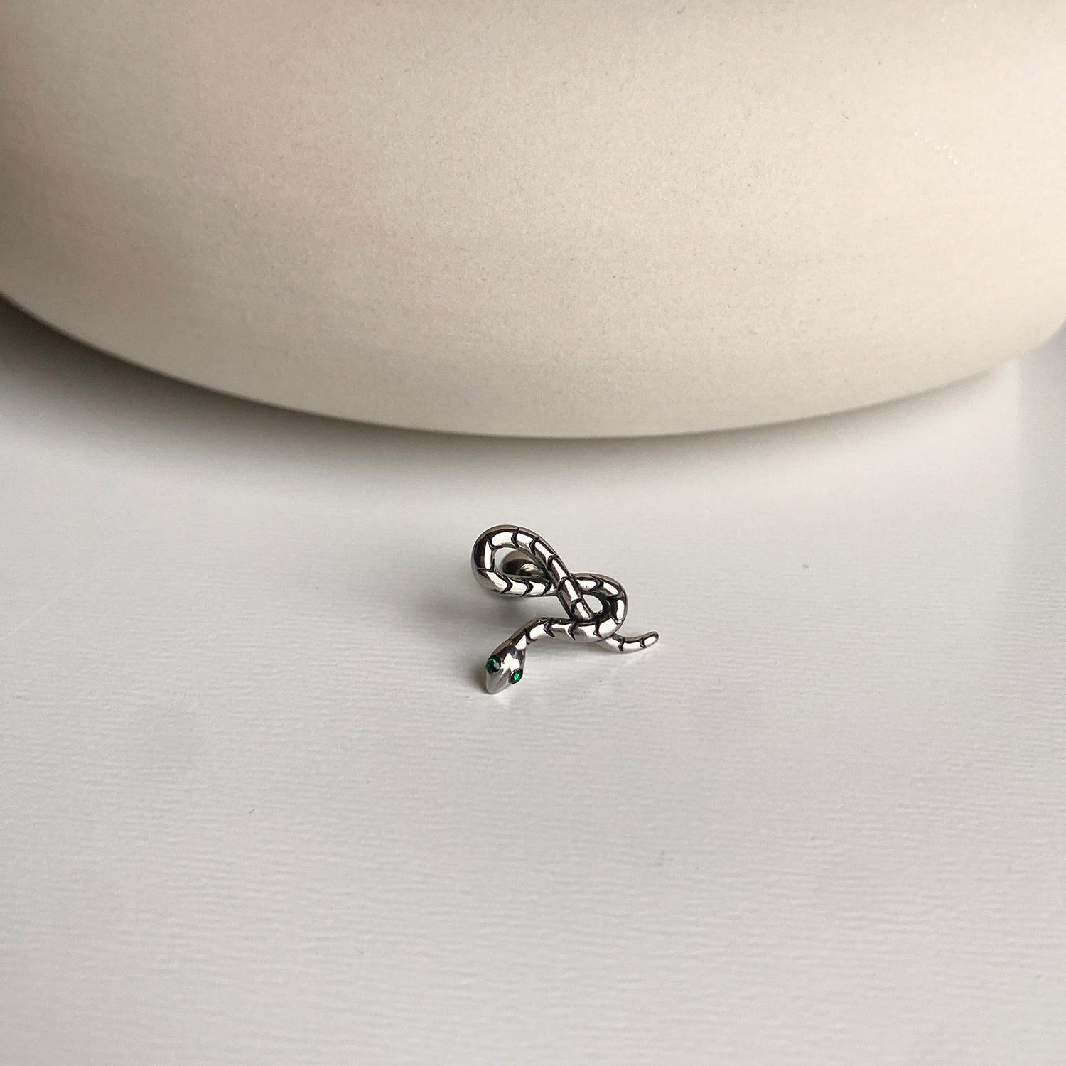 B3 117 アナコンダグリーンキュービックピアス