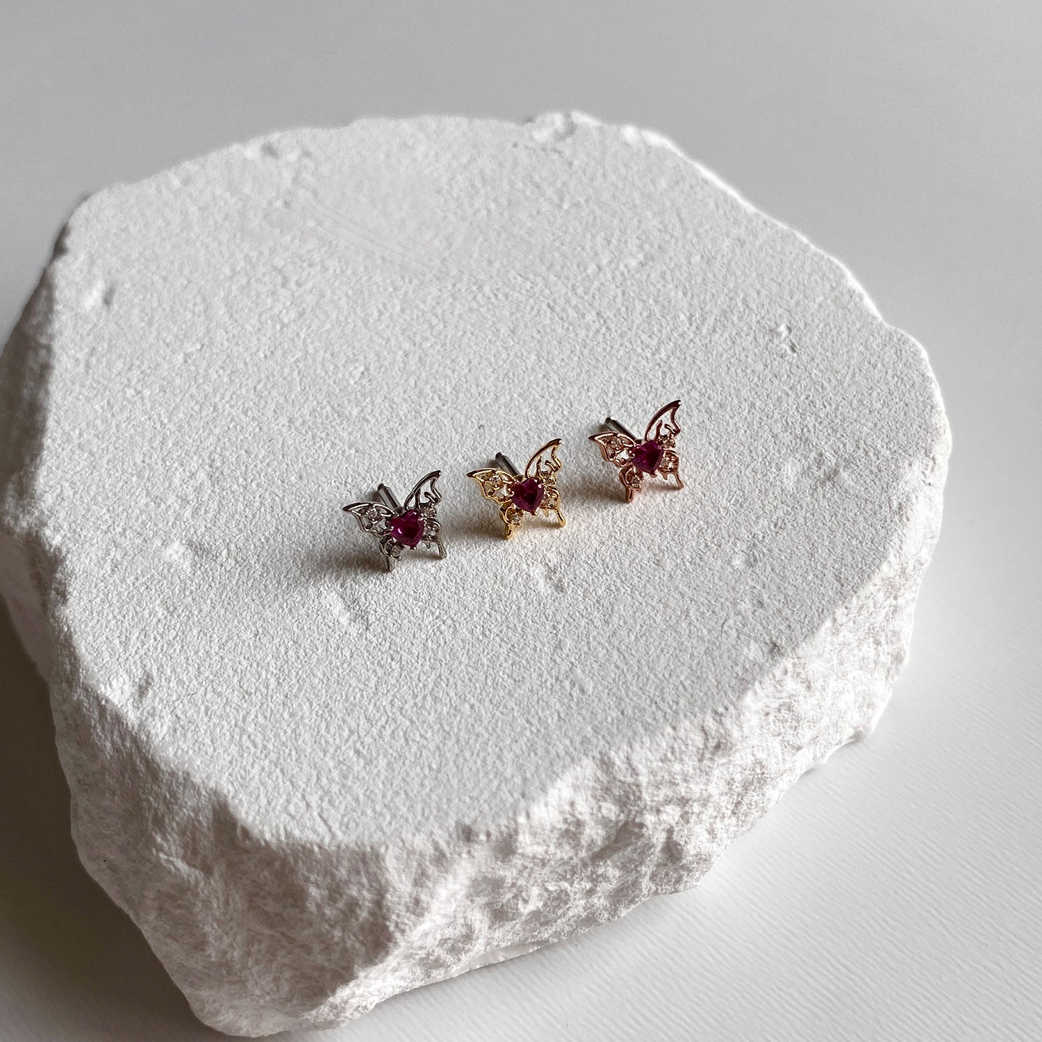 A5 272 ラインリボン蝶レッドキュービックピアス