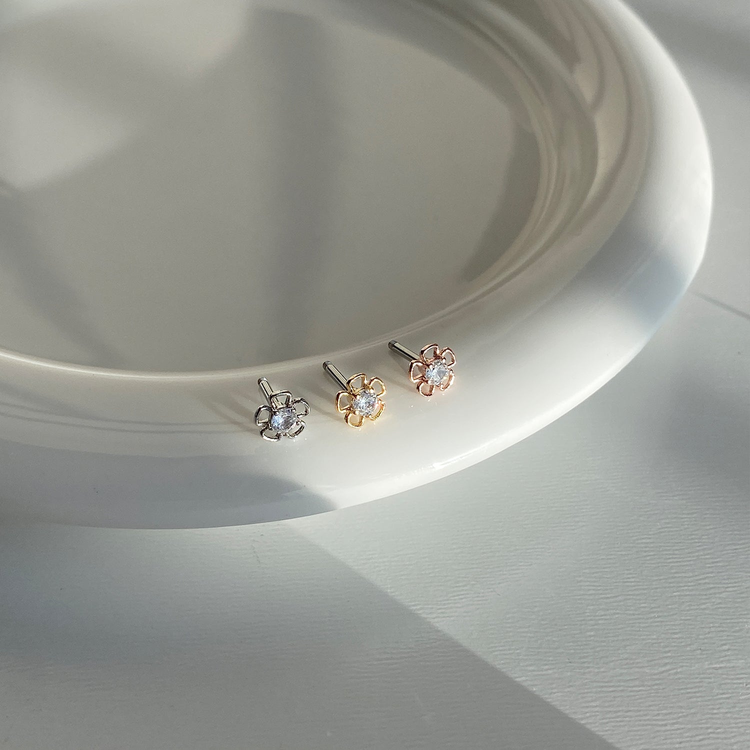 A8 200 フラワーキュービックポイントピアス