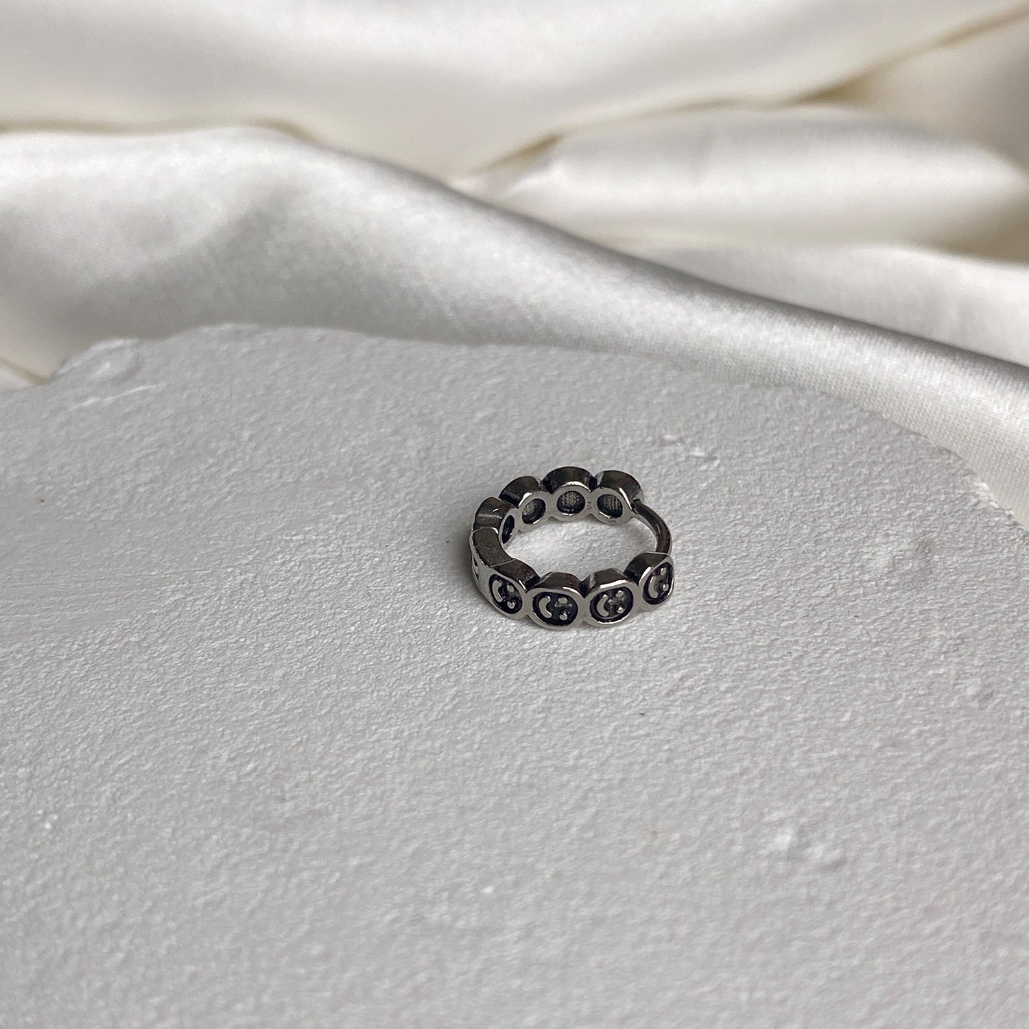 B3 129 エンティックスマイルリングワンタッチピアス