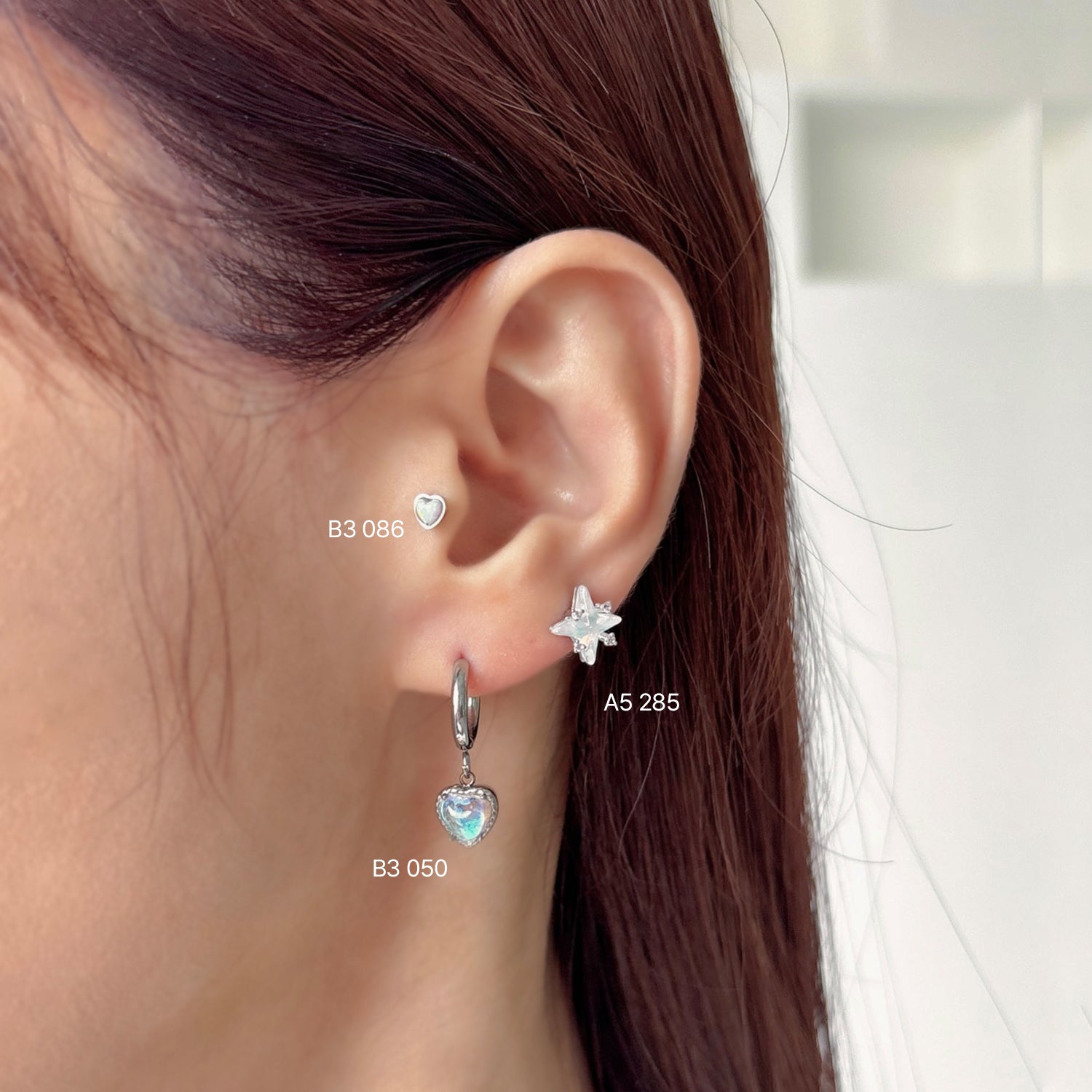 B3 086 ミニ合成オパールハートピアス