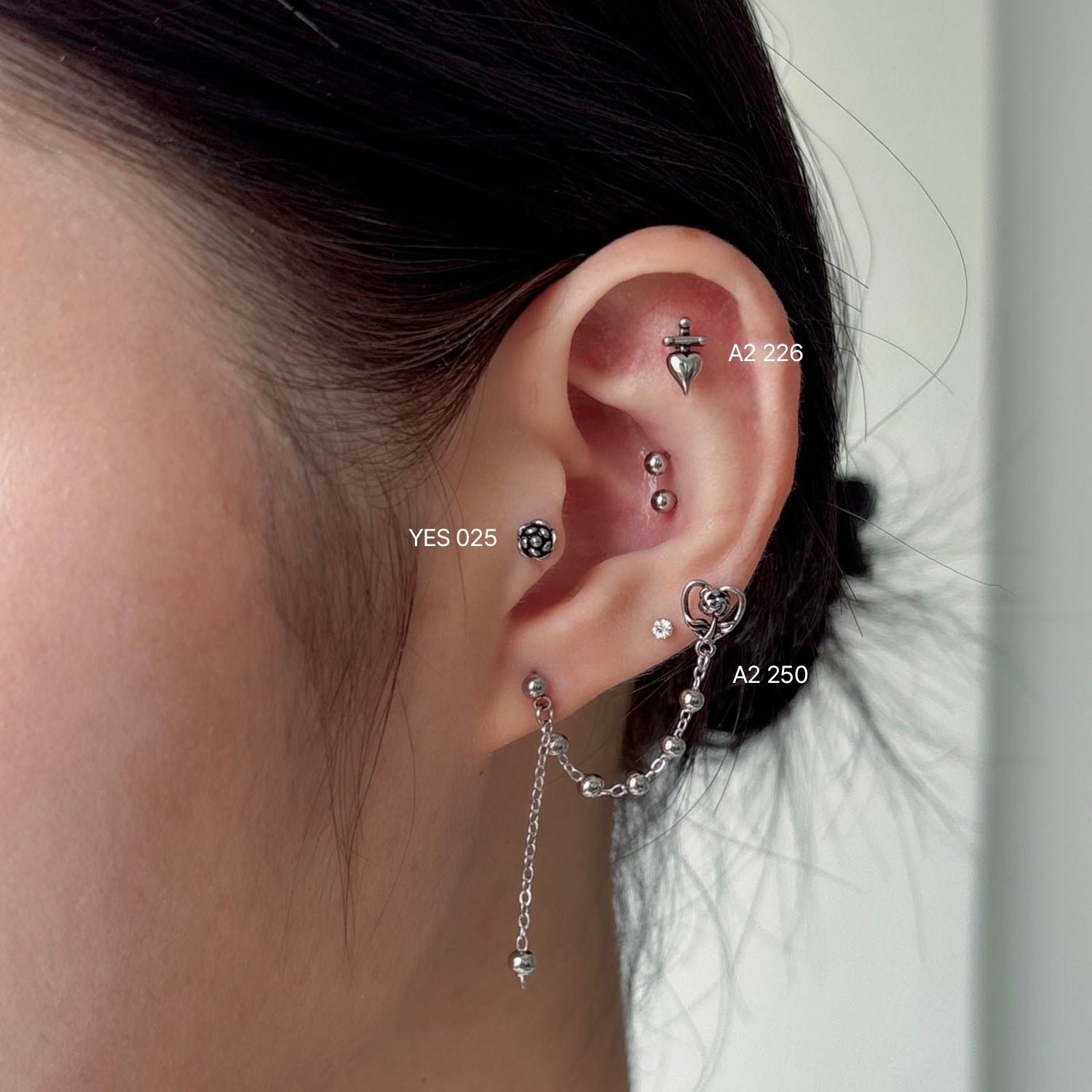 A2 226 クロスハートガンピアス