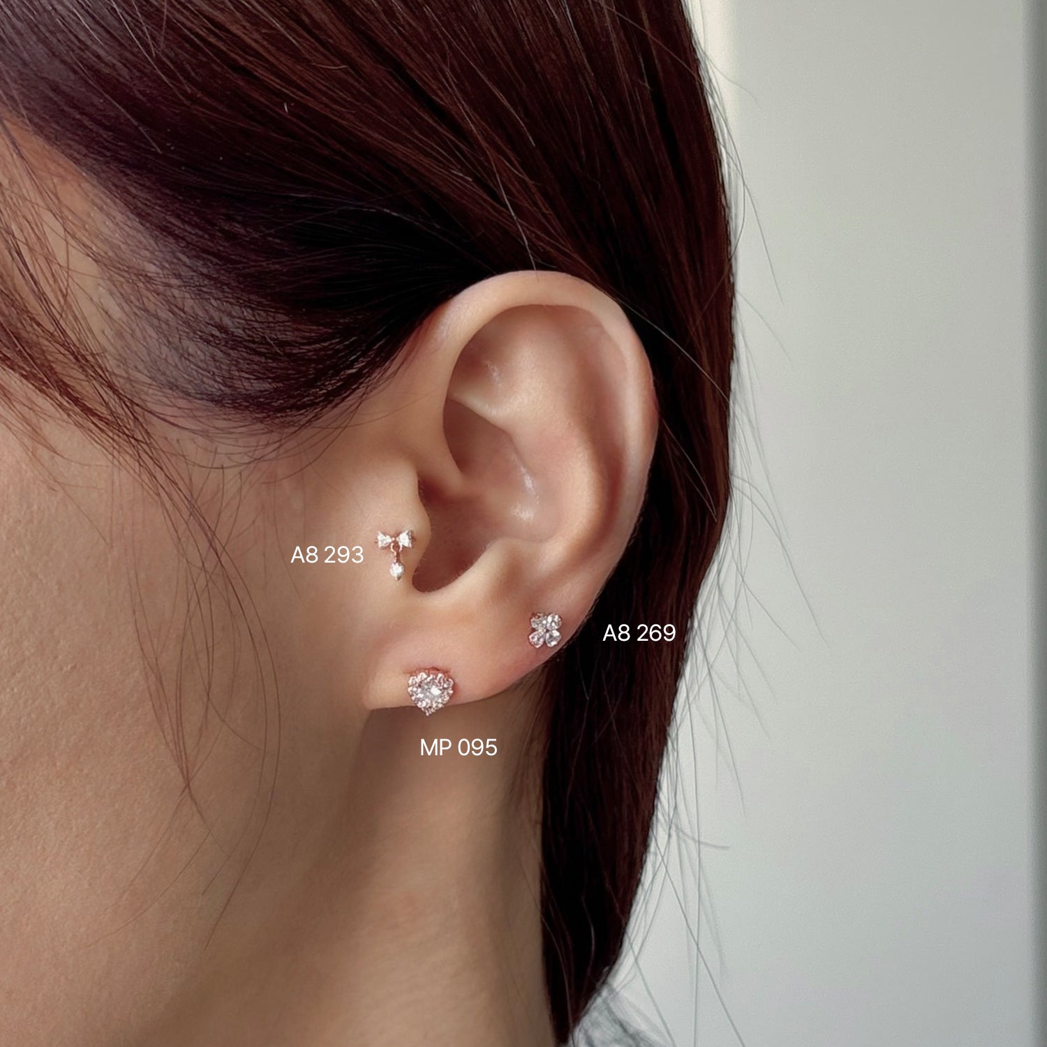 A8 293 ガラガラミニリボンキュービックピアス