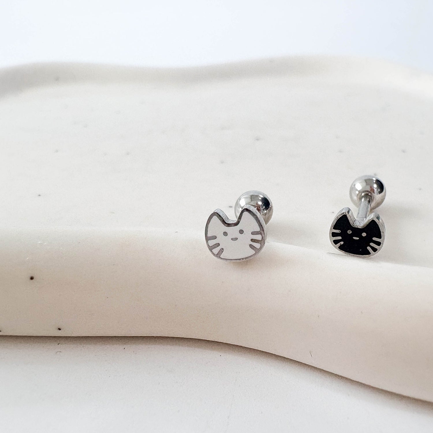 B3 029 サージカルエポキシミニ猫ピアス