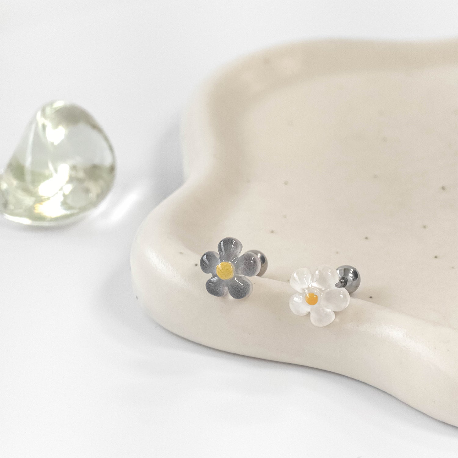 MK 068-3 シアーアクリルフラワーピアス