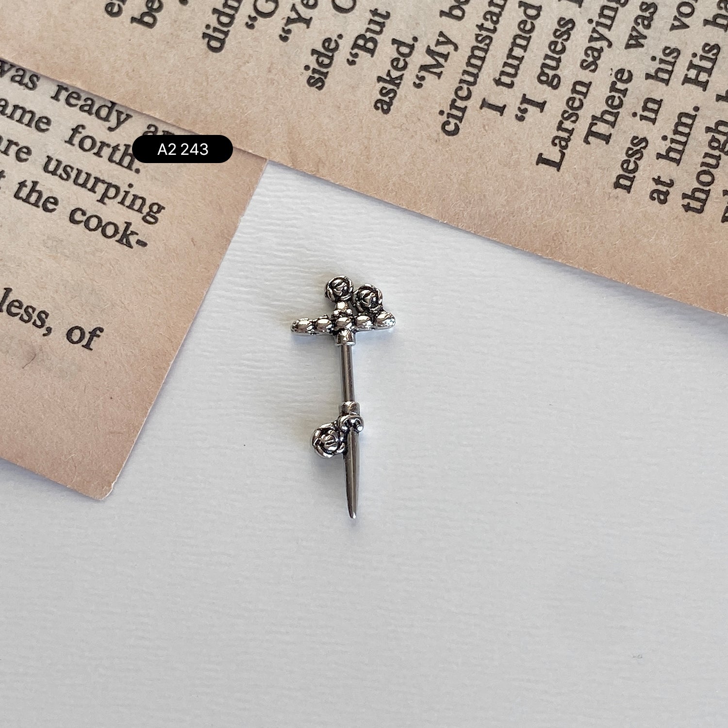 A2 243 エンティックバラ牙ピアス