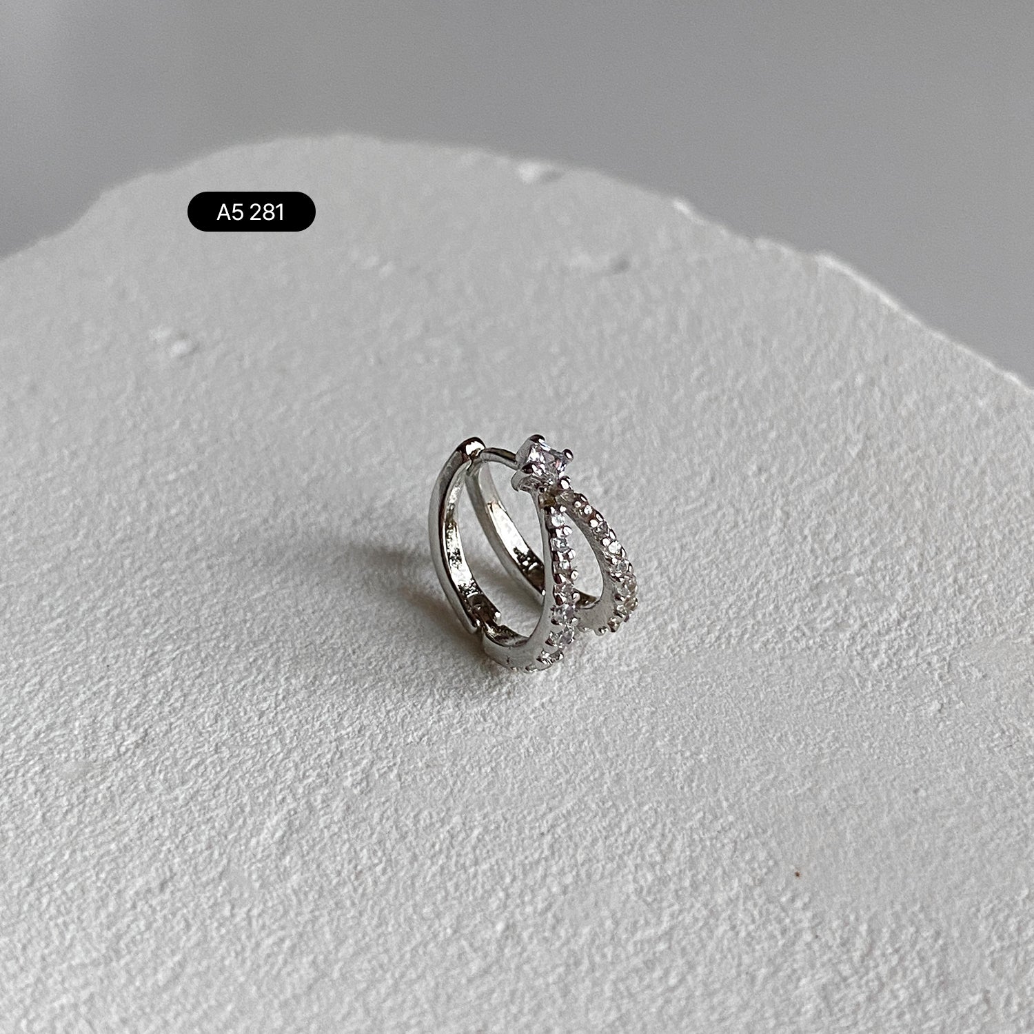 A5 281 ダブルハーフリングクリスタルピアス