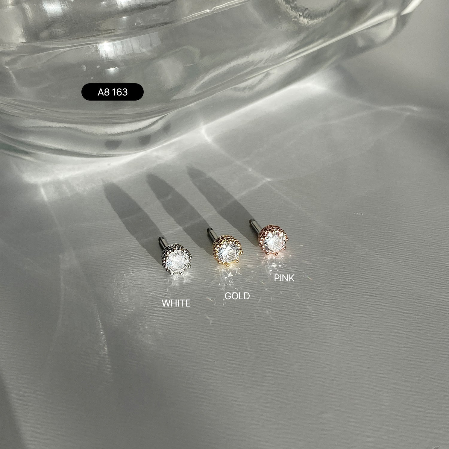 A8 163 シンプルな蝶キュービックラインピアス