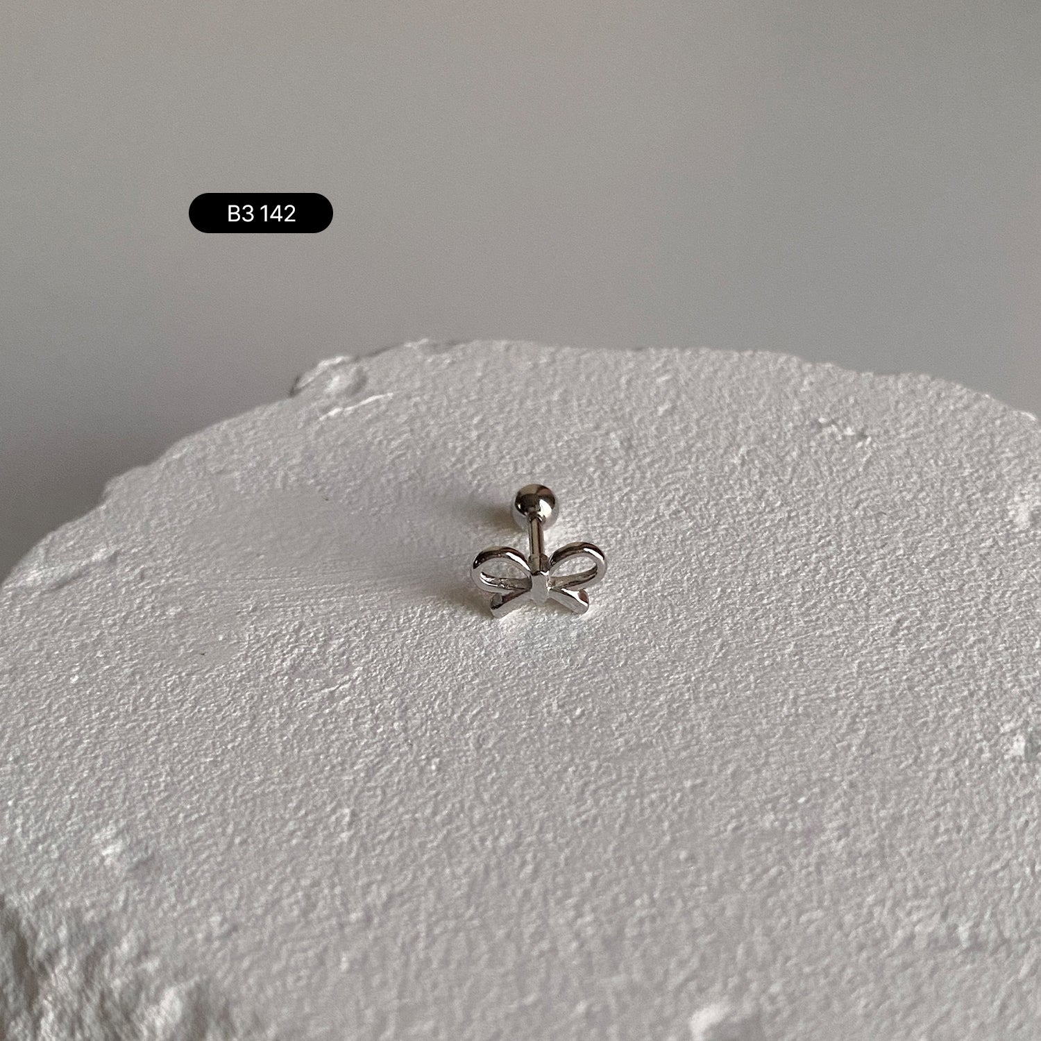 B3 142 リボンラインピアス