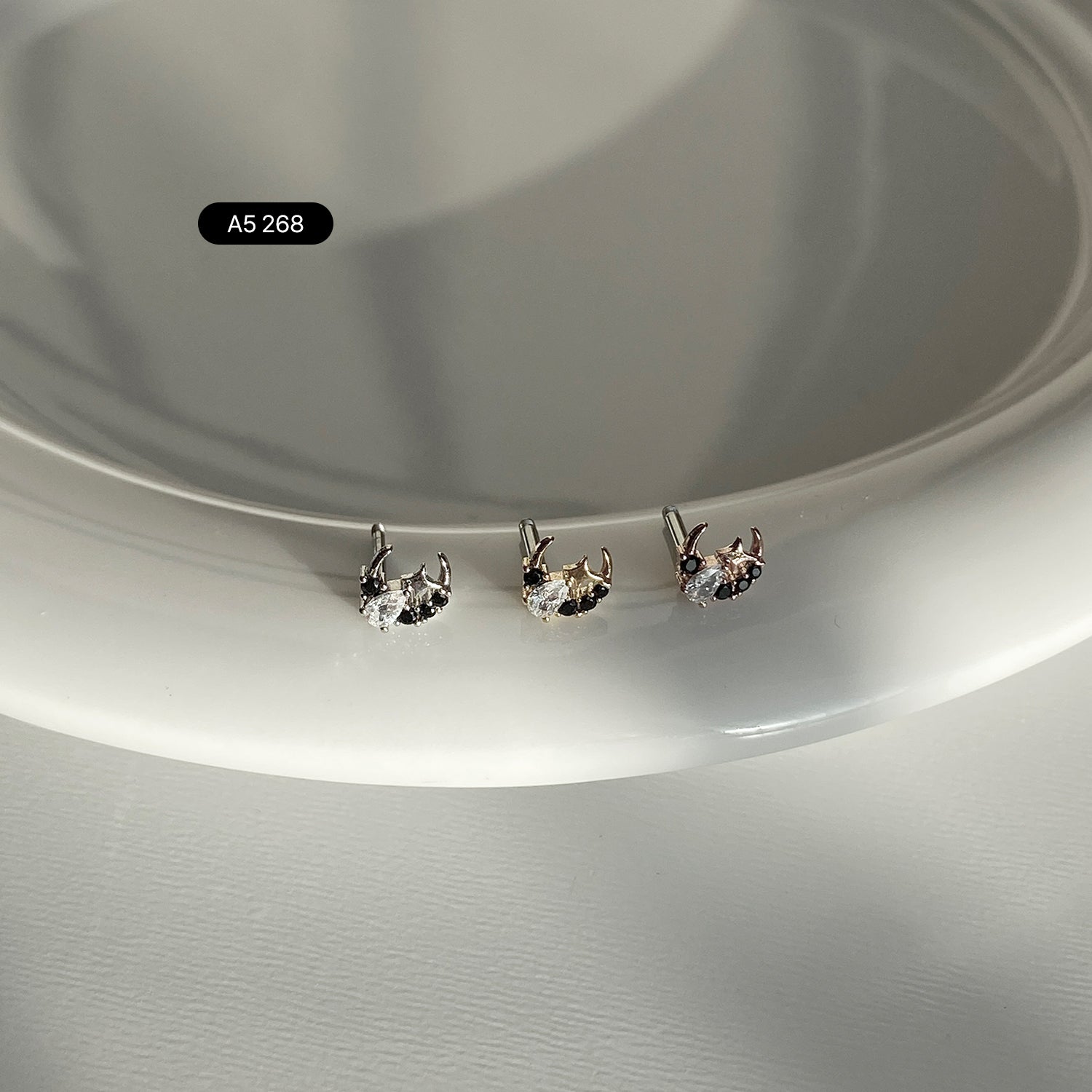 A5 268 ツートンキュービックムーンピアス