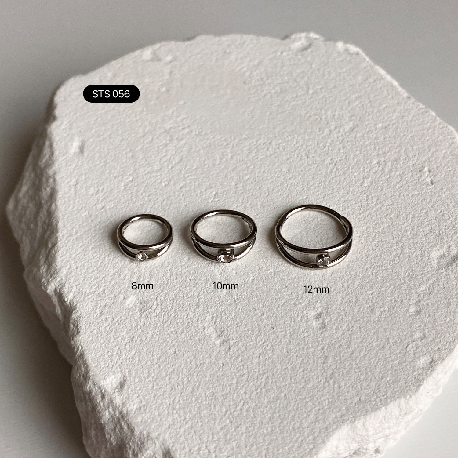 STS 056 サージカルキュービックツーラインセグメントリングピアス