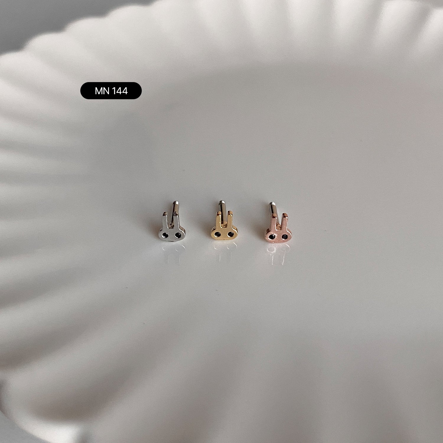 MN 144 ウサギ形ピアス