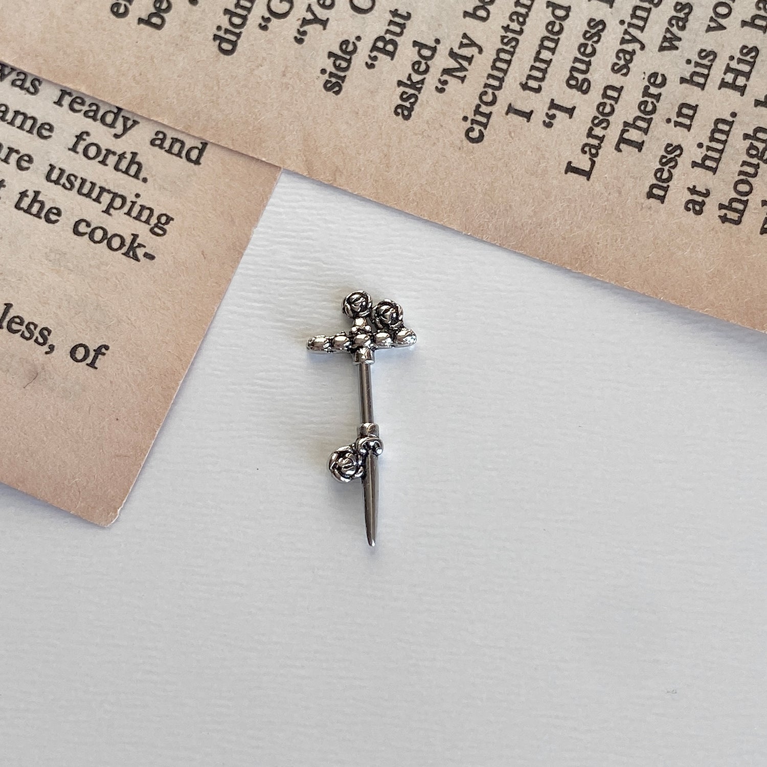 A2 243 エンティックバラ牙ピアス