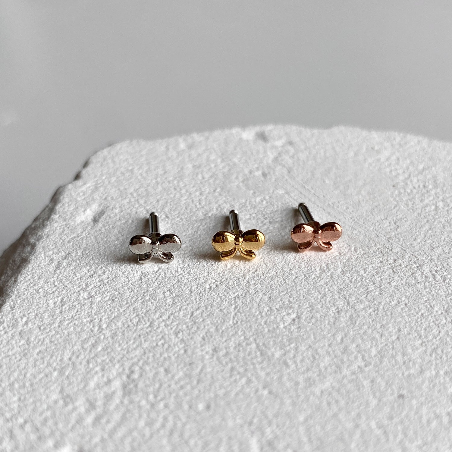 A5 235 シンプルな蝶リボンピアス