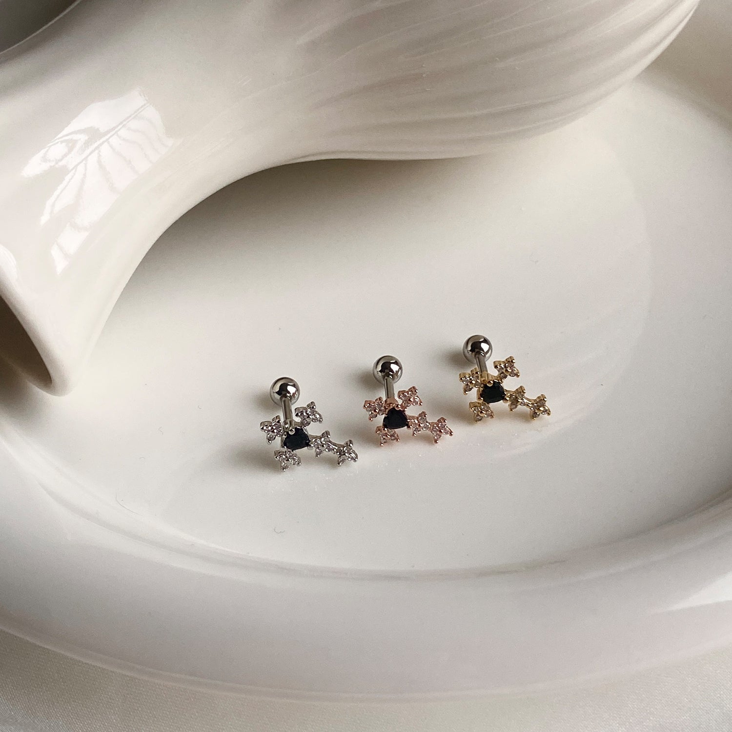 A5 262 キュービックブラッククロスピアス