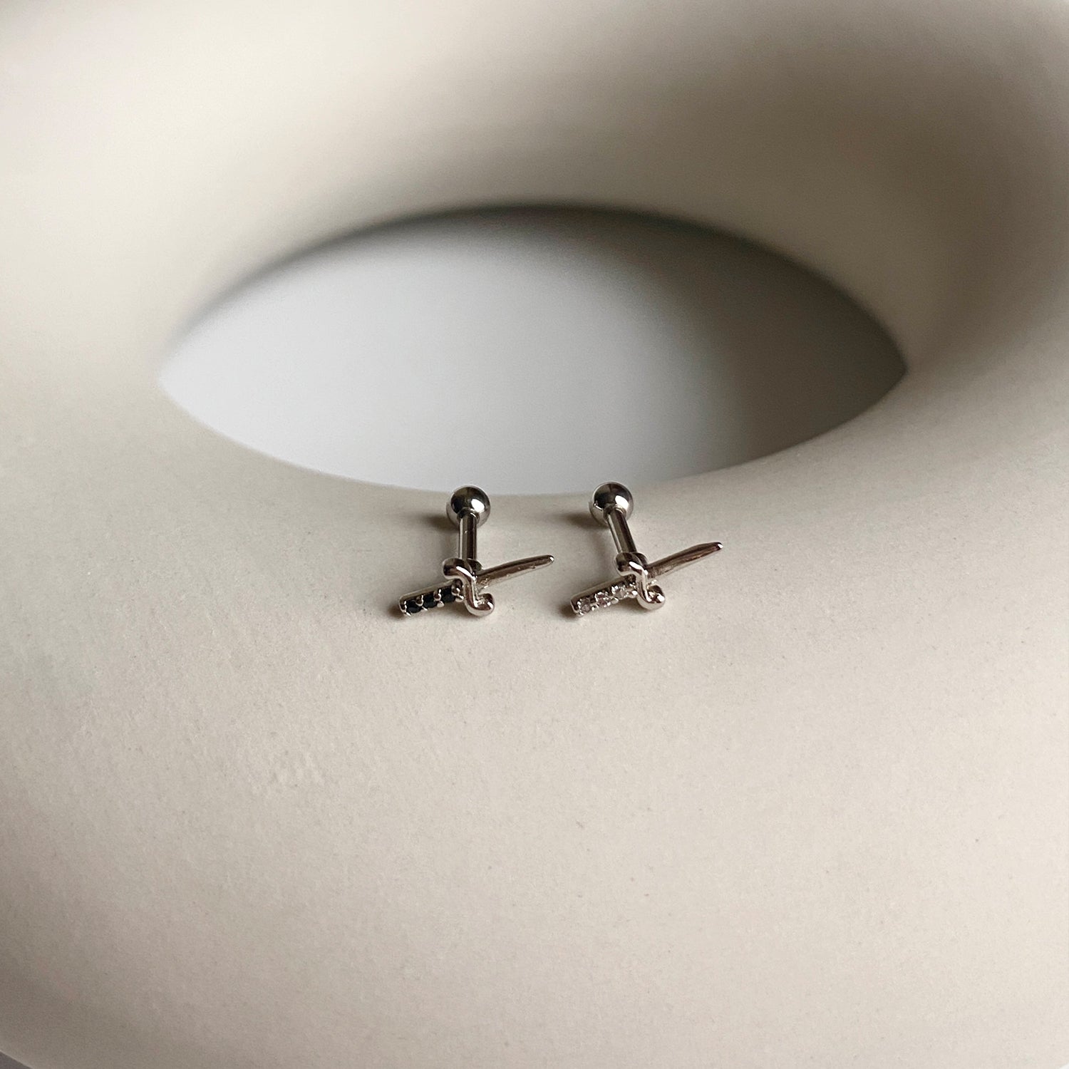 A2 246 アンティークミニソードキュービックピアス