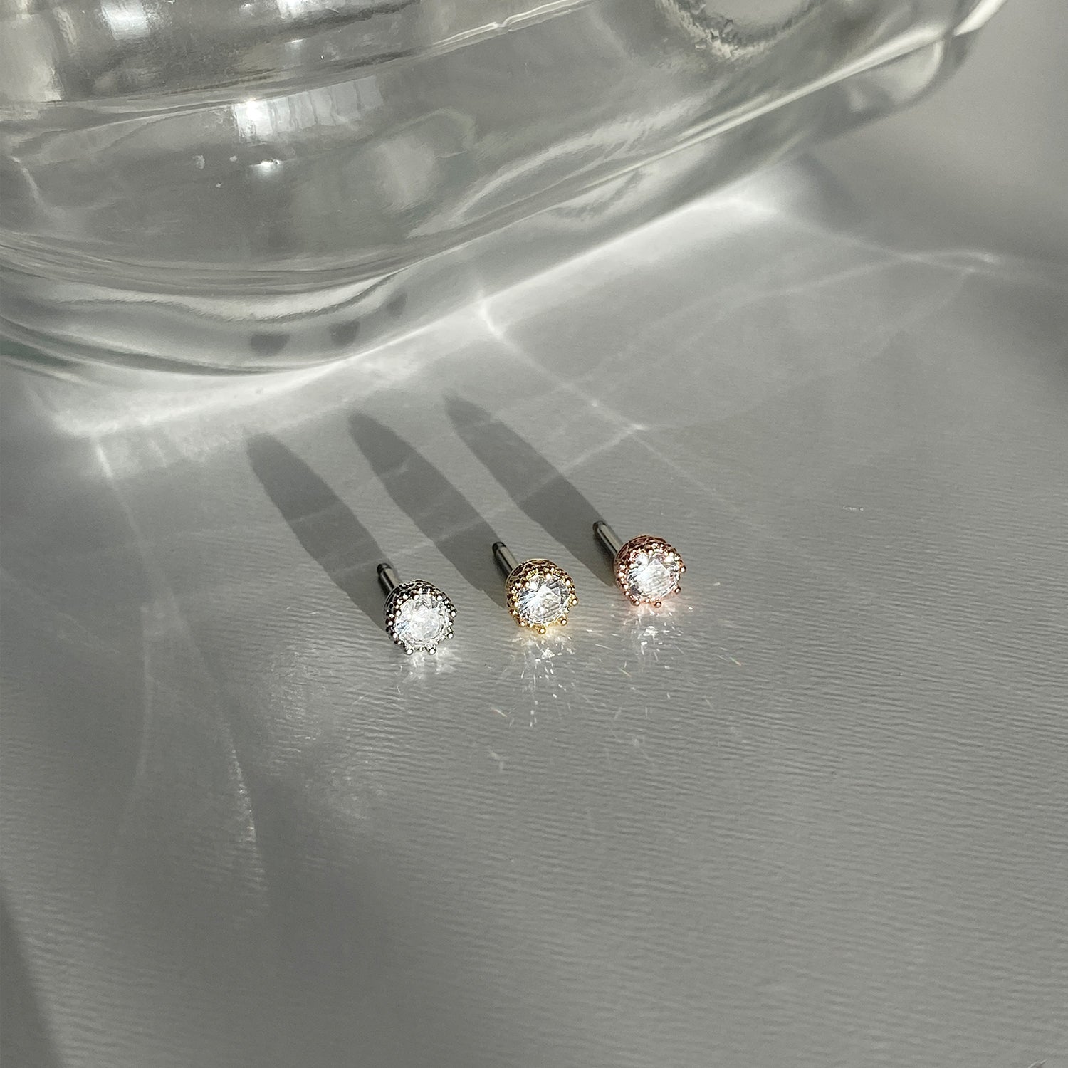 A8 163 シンプルな蝶キュービックラインピアス