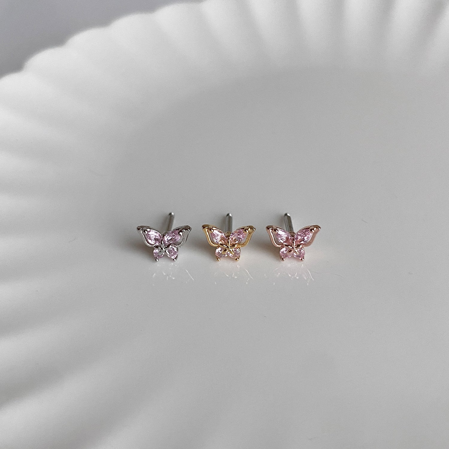 A8 190 ラインピンクキュービック蝶ピアス