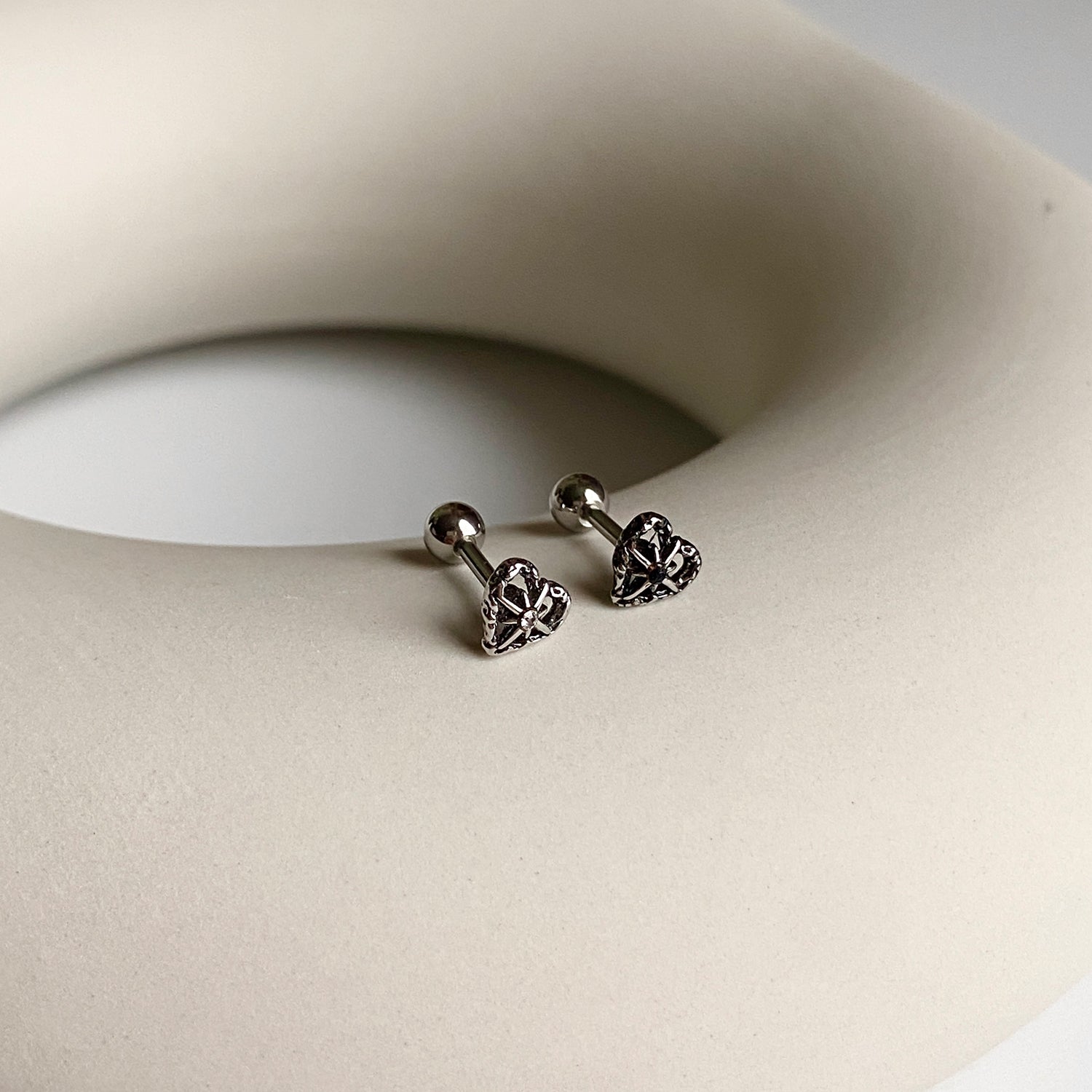 B3 118 クロスハートアンティークラインピアス