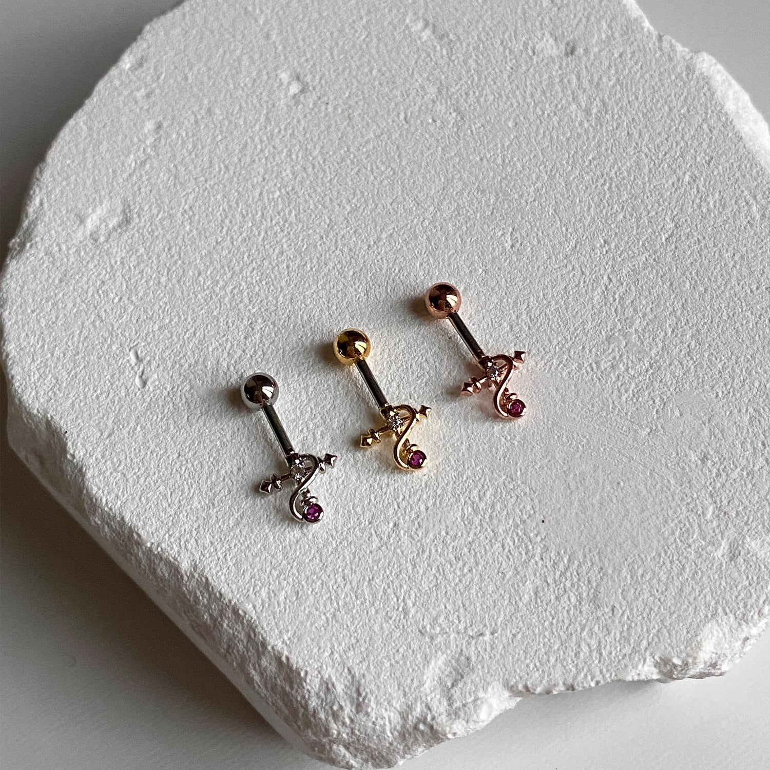 A8 272 ヘリックスルビーキュービッククロスソードピアス