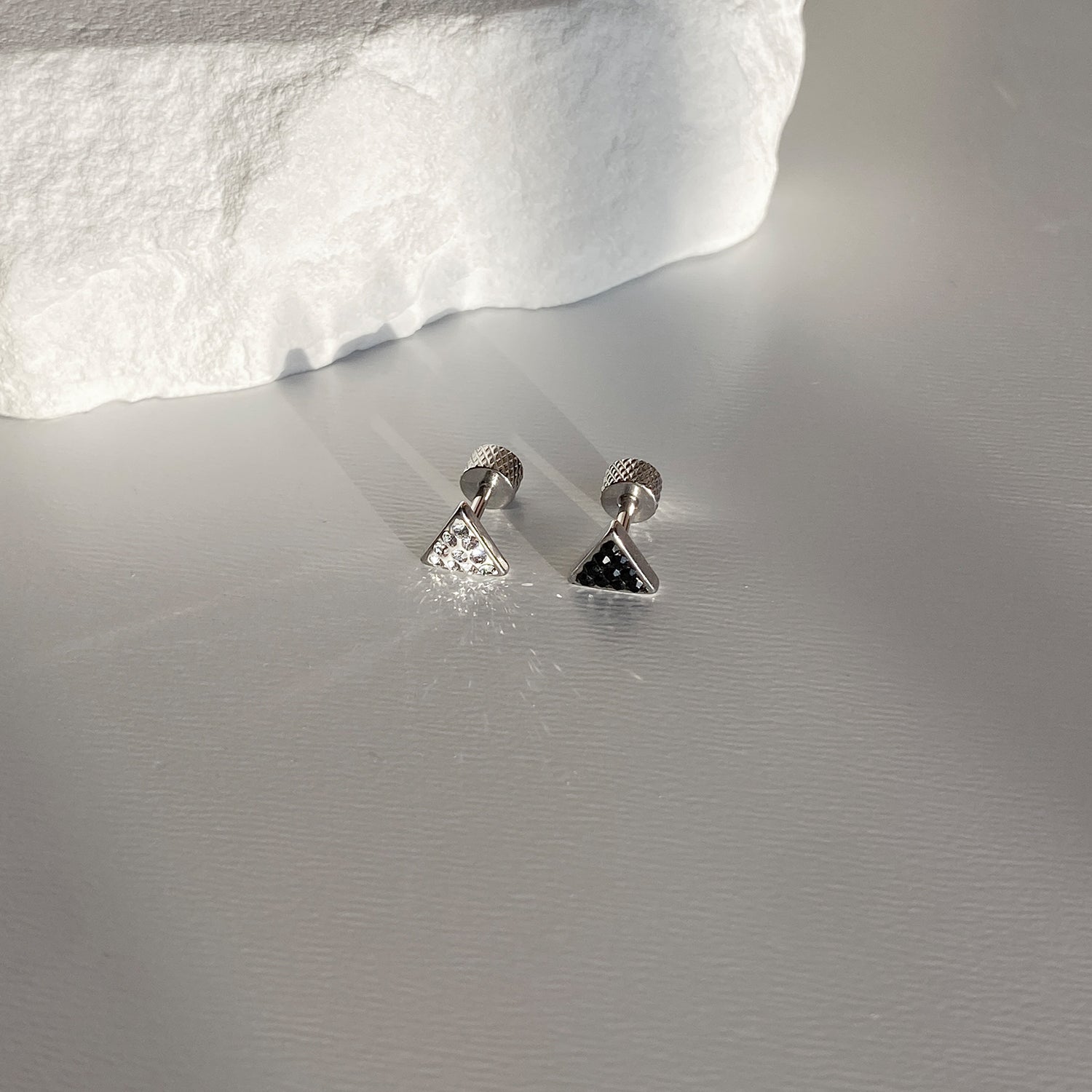 A9 171 三角キュービックストーンピアス