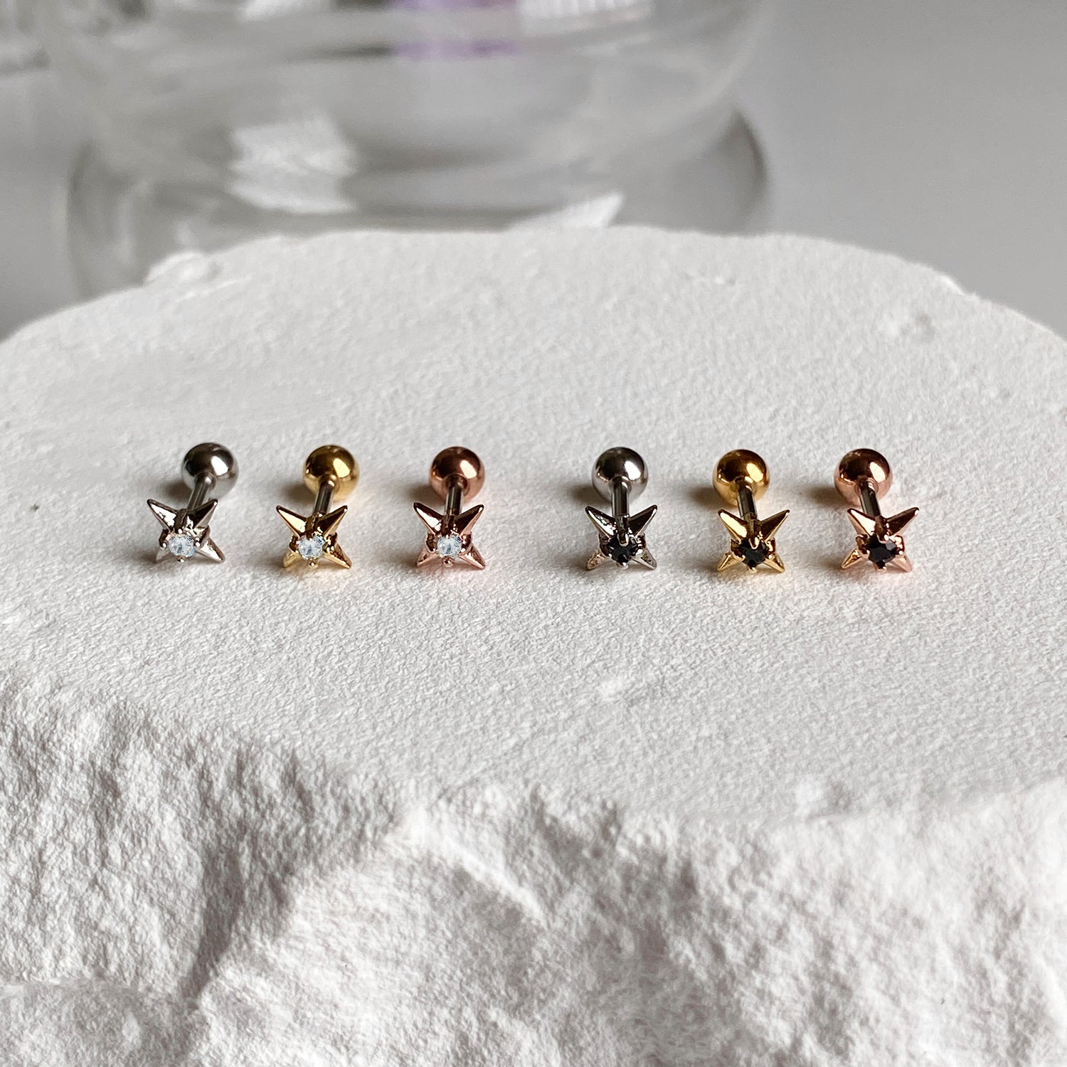 MP 142 キラキラ星キュービックブラックピアス