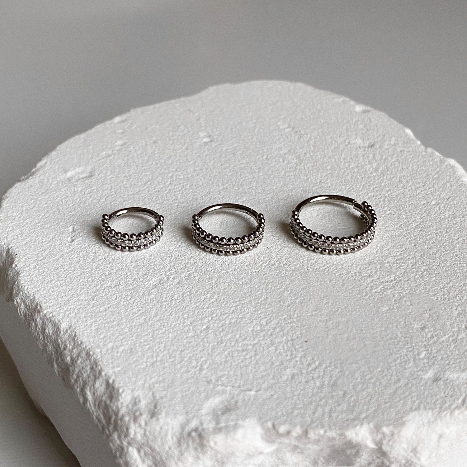 STS 108 エンティックミニキュービックシグメントリングピアス