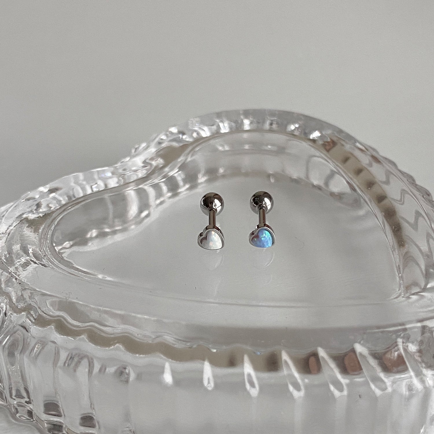 B3 086 ミニ合成オパールハートピアス