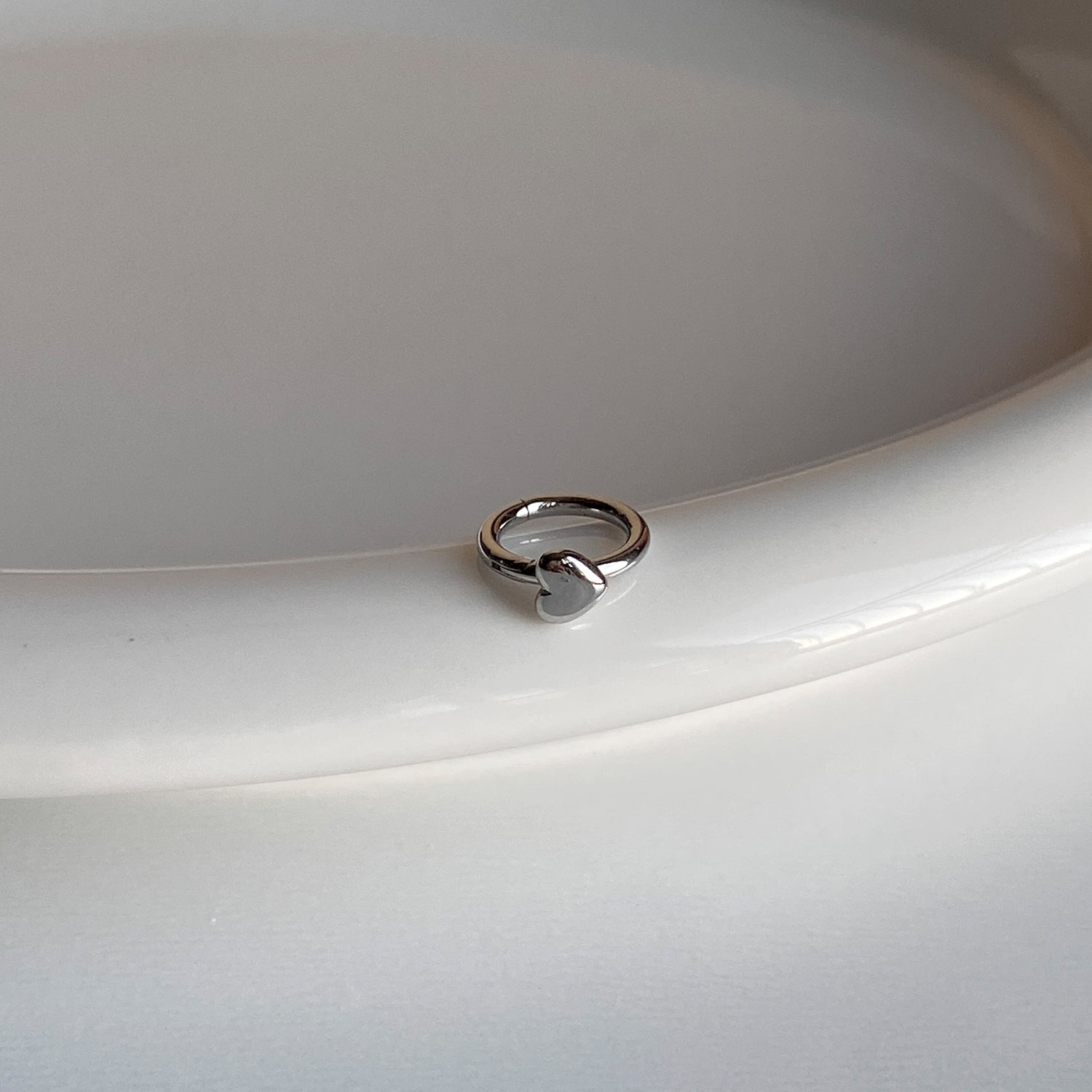 B3 131 シンプルドングルハートリングピアス