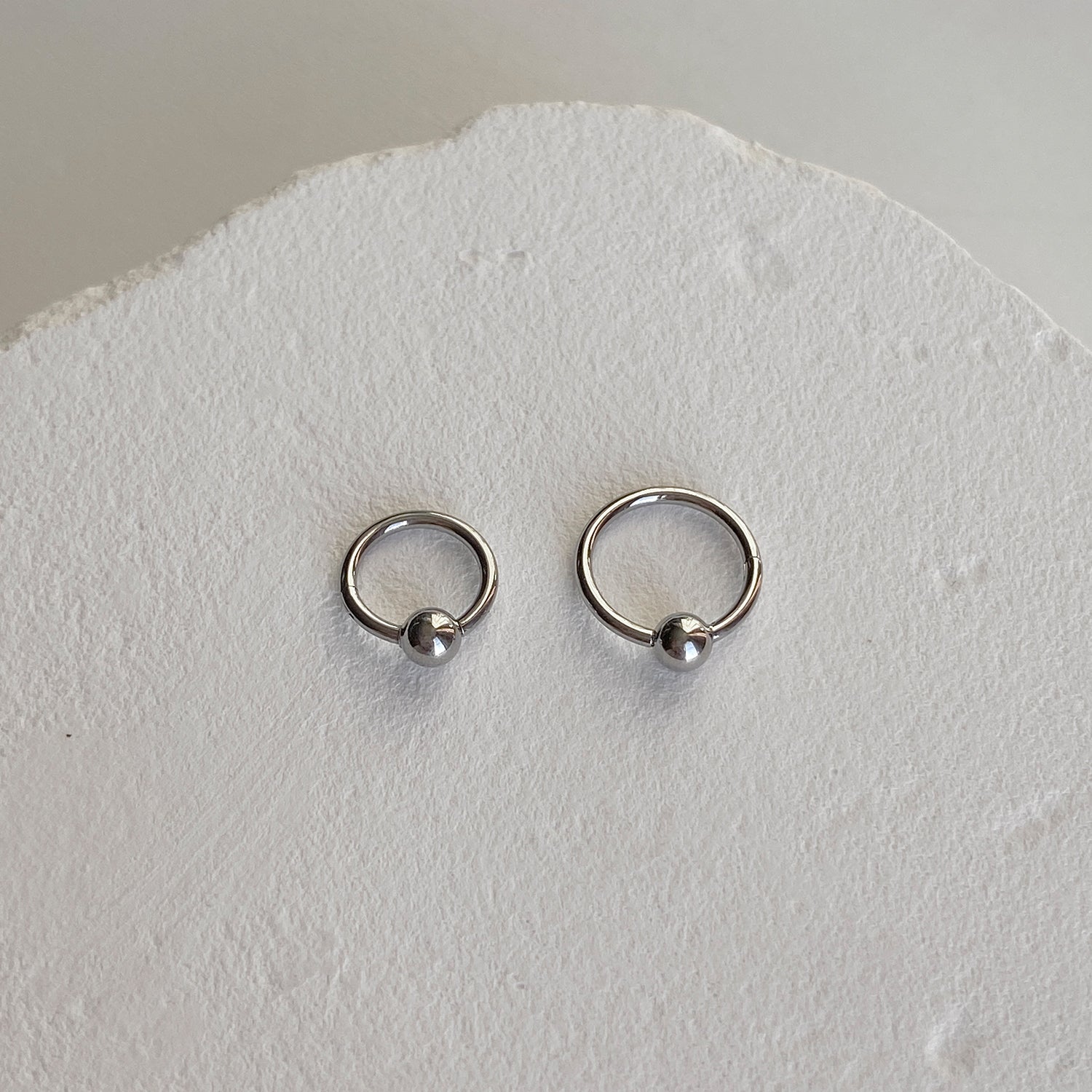 STS 100 基本ワンボールシグメントリングピアス