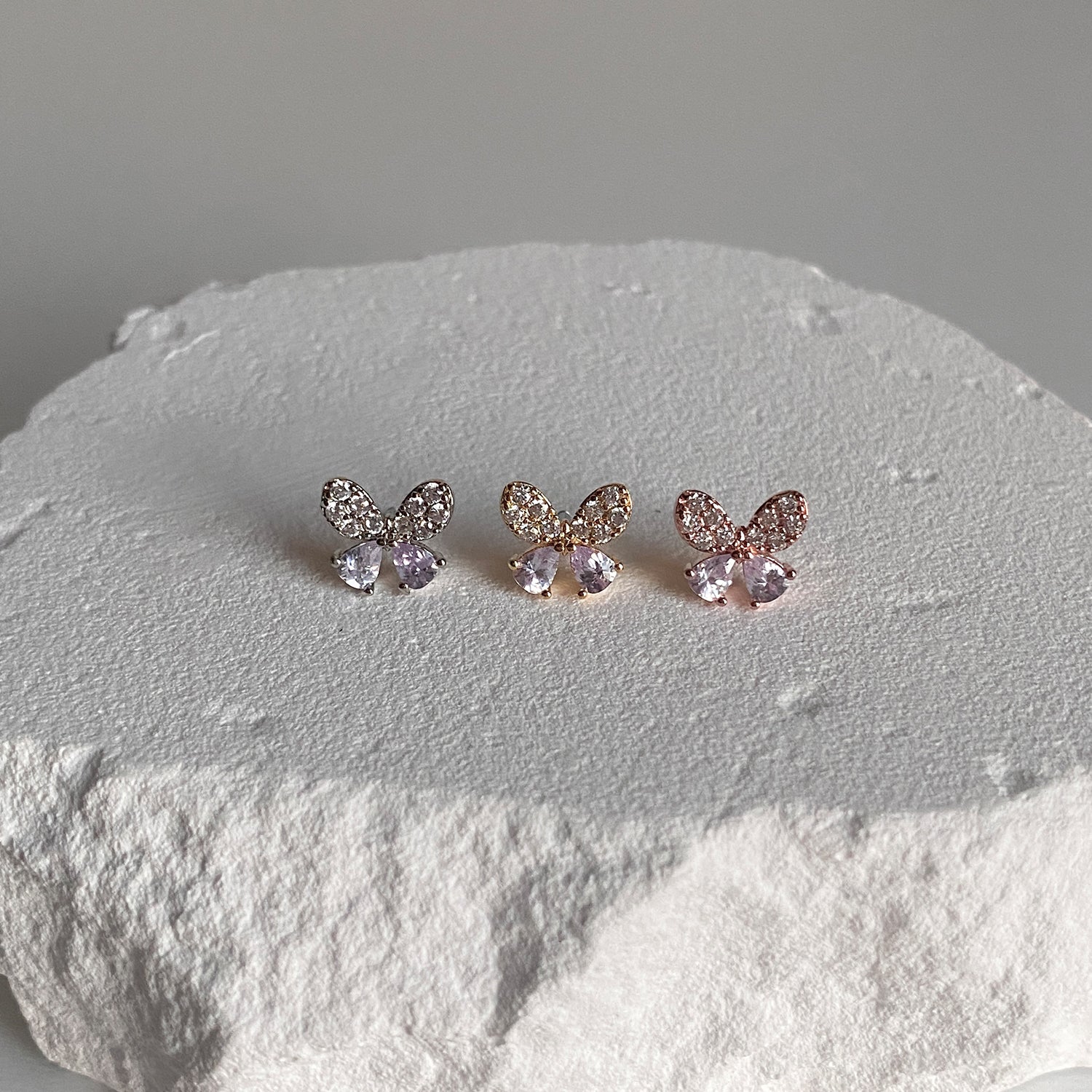 MN 161 ハーフキュービック蝶ピアス